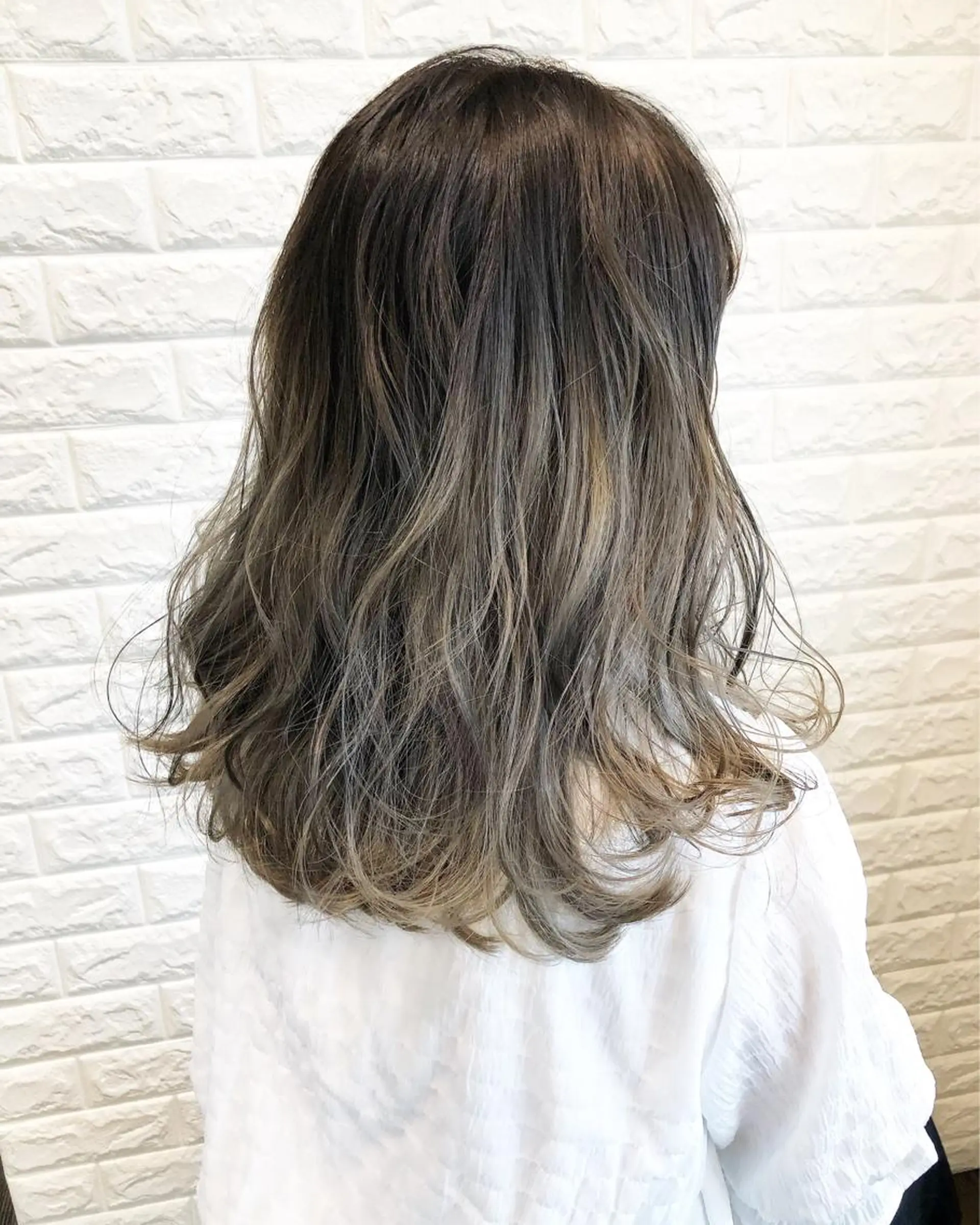 セミロング カラー グラデーションカラー グレージュ 西本 夏美のヘアスタイル