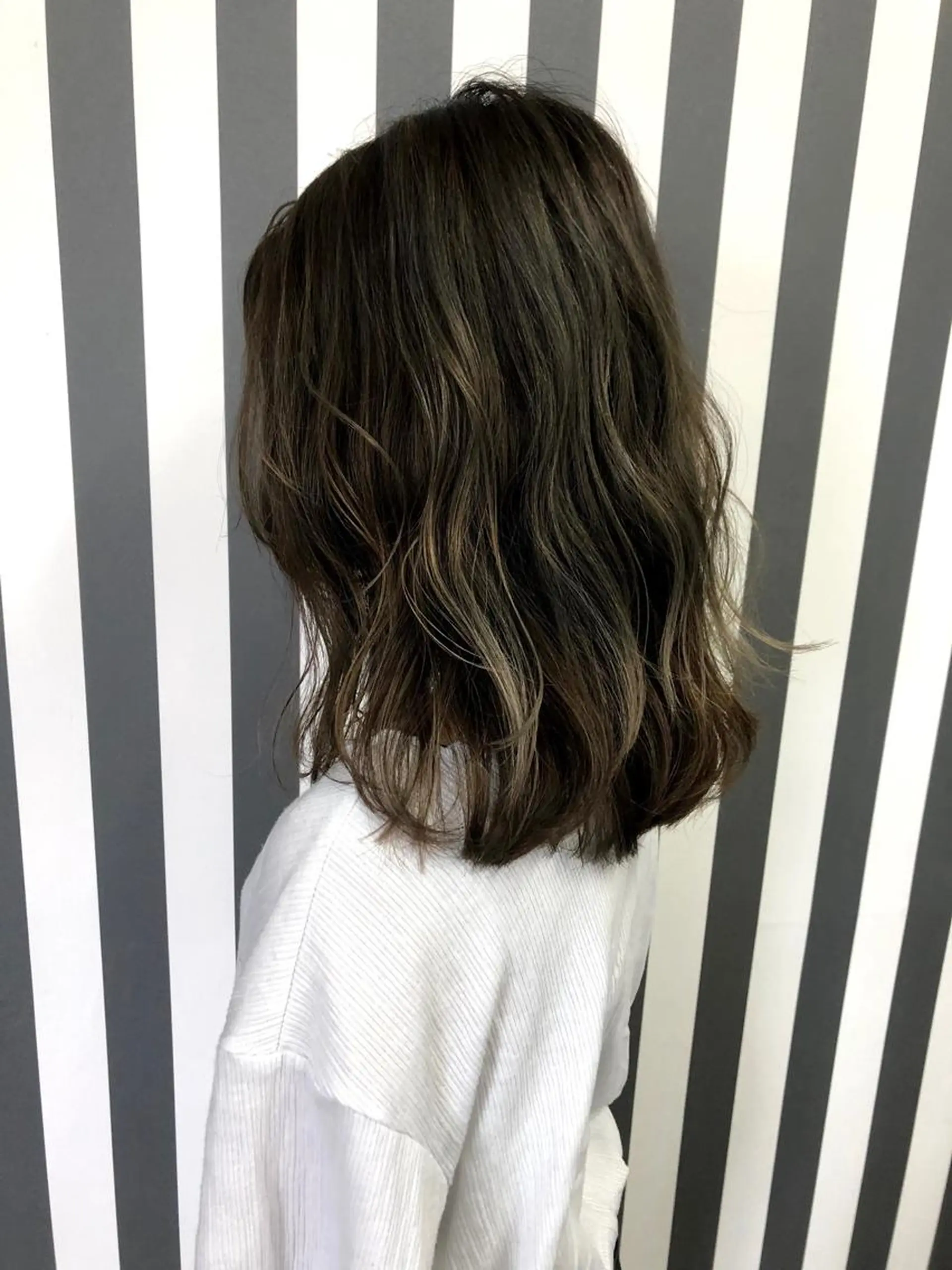 セミロング カラー ブリーチ art house OZ所属・田中 真理のヘアスタイル