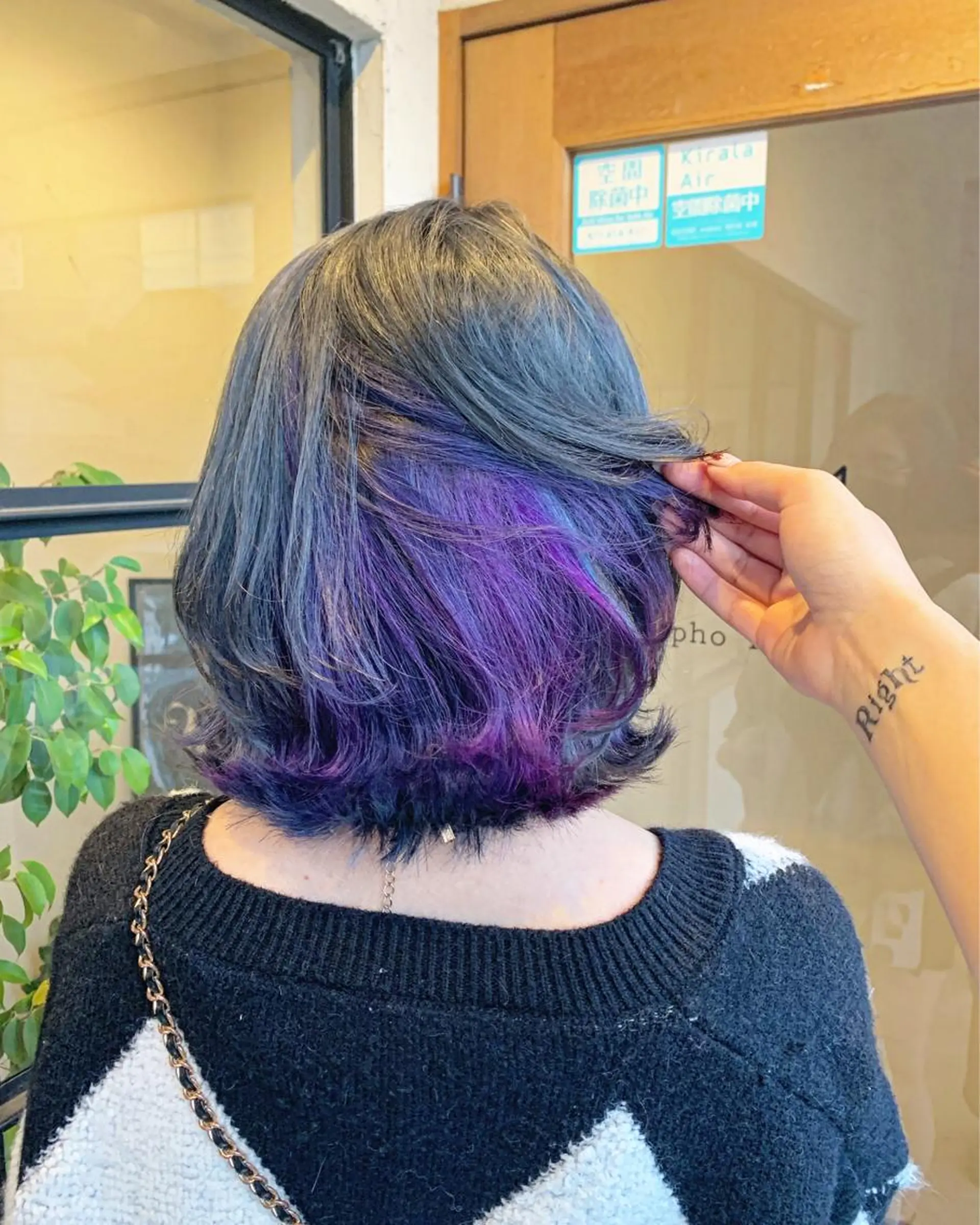 ミディアム カラー アッシュ ブリーチ ブルーカラー パープルカラー 顔周りカット Morpho Hair Product所属・井上 花音のヘアスタイル
