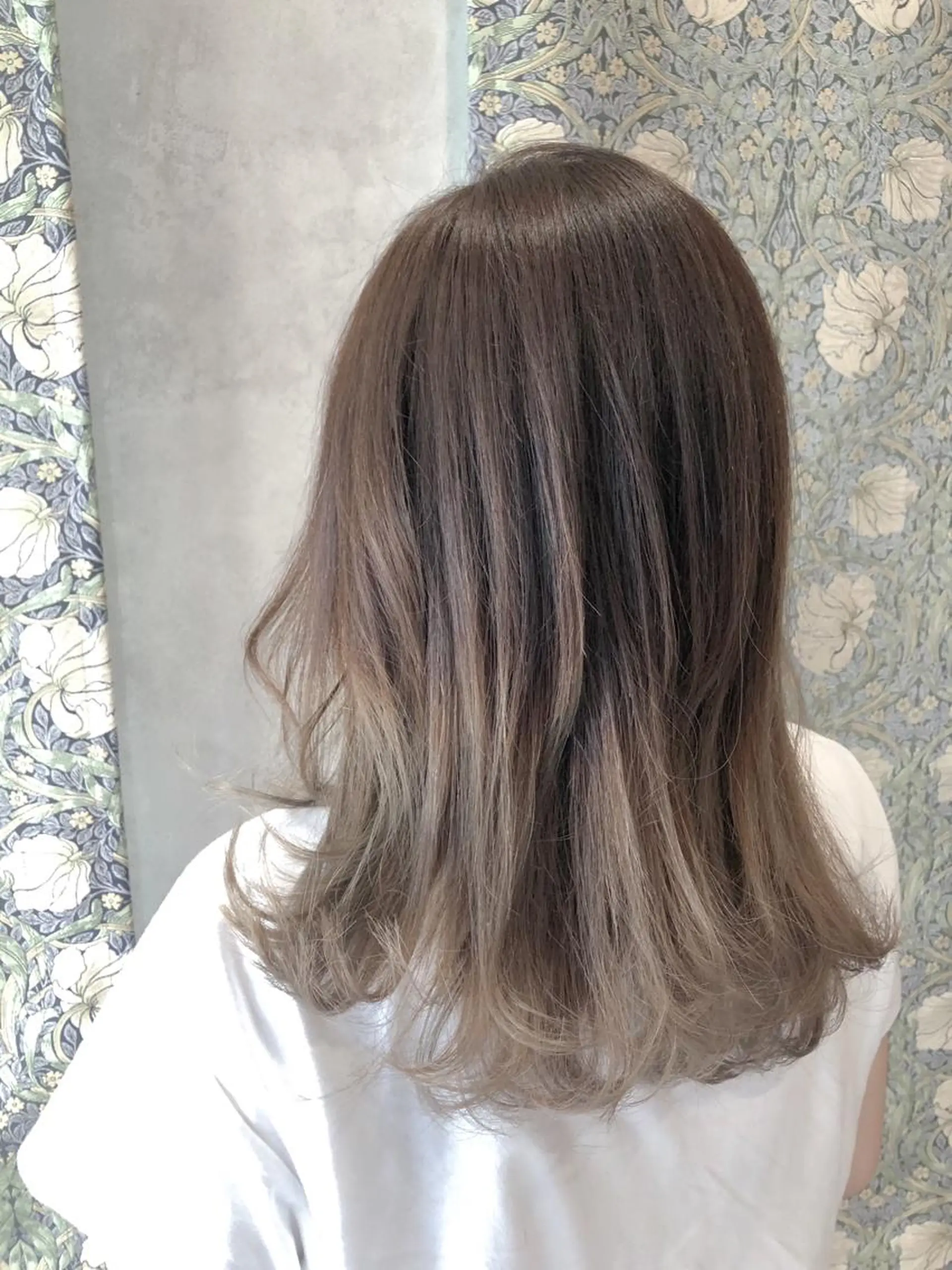 セミロング カラー グラデーションカラー ハイライトカラー インナーカラー ハイライト 外ハネヘア 野咲き 美容室のマツエク・マツパデザイン