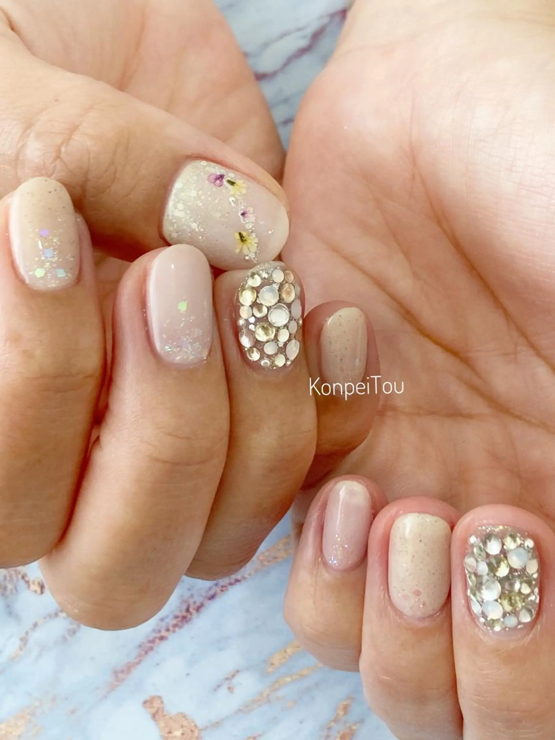 ネイル キラキラネイル 夏ネイル ハンドネイル おうちのネイルサロン　konpeiTou〜こんぺいとう〜所属・おうちのネイルサロン KonpeiTouのネイルデザイン