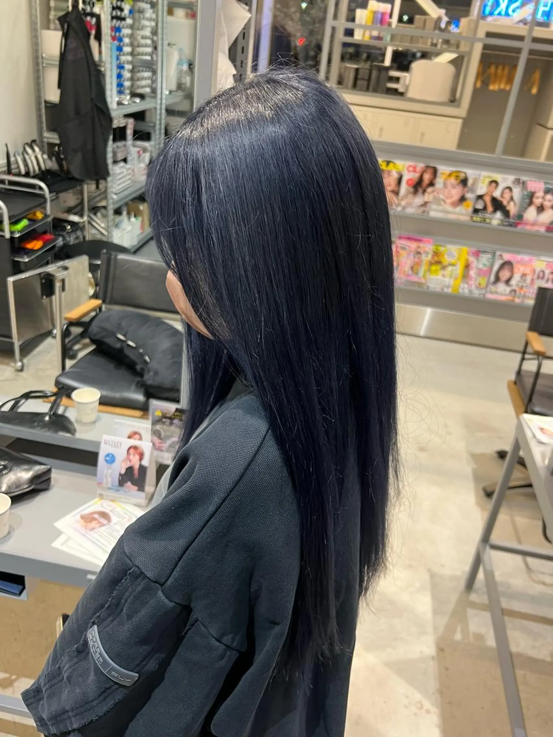 ロング カラー ブリーチ ブルーカラー シルバー 𝑬𝑰𝑲𝑰/ 金沢駅西口店のヘアスタイル