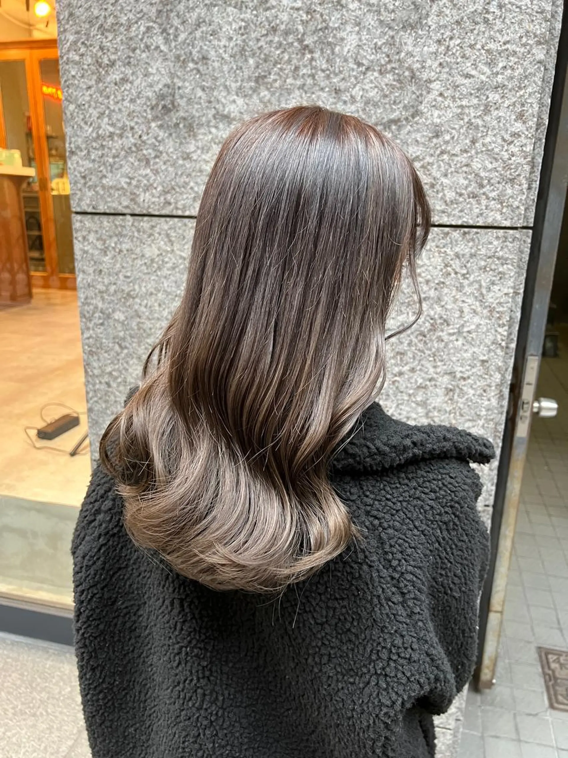 ロング カラー ブリーチ グレージュ ノイシキ サキのヘアスタイル