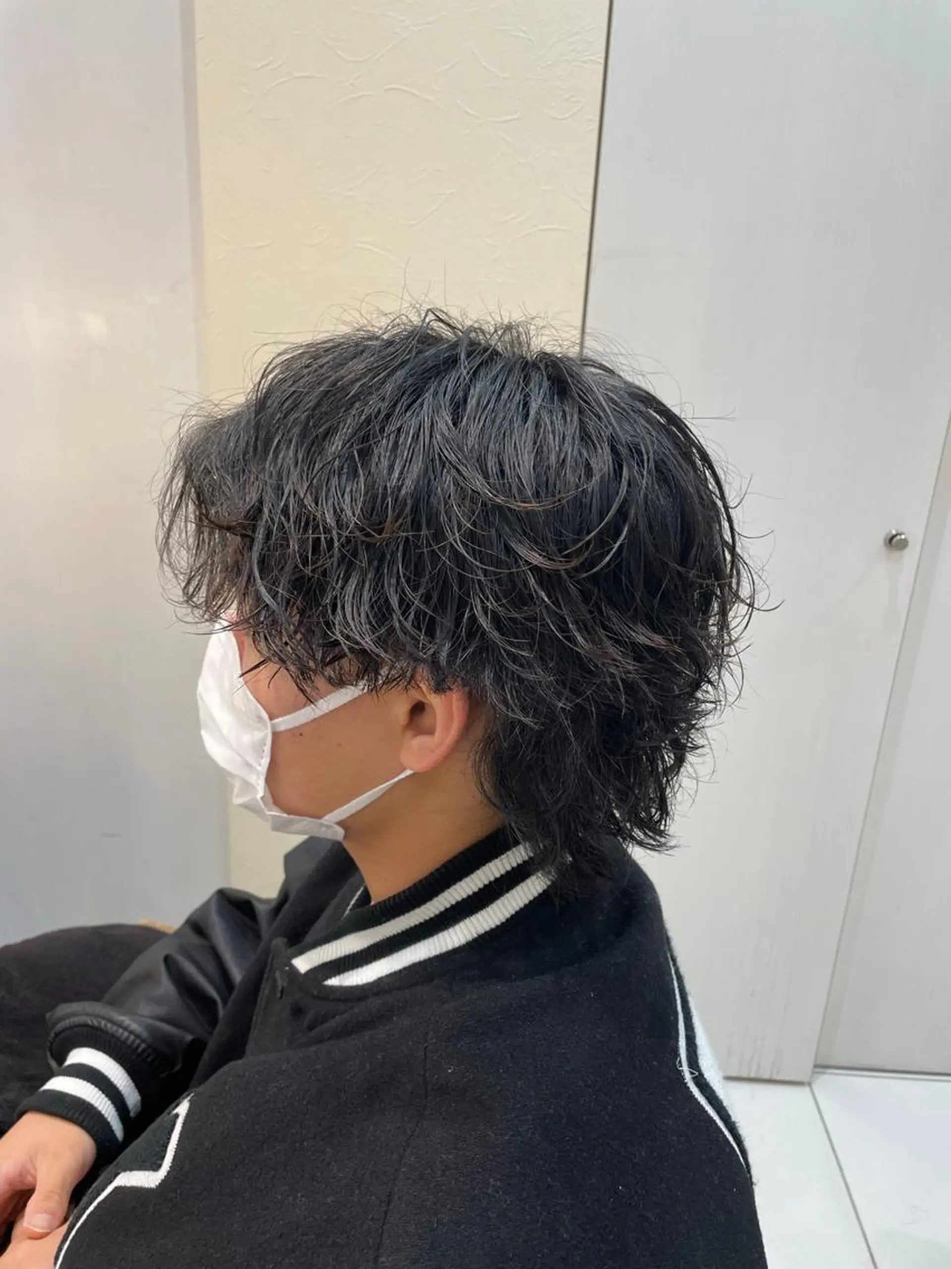 ミディアム パーマ メンズ ミディアムパーマ メンズブリーチ メンズパーマ 波巻きパーマ くせ毛 本厚木｜縮毛矯正/ 酸性スト専門サロンのヘアスタイル