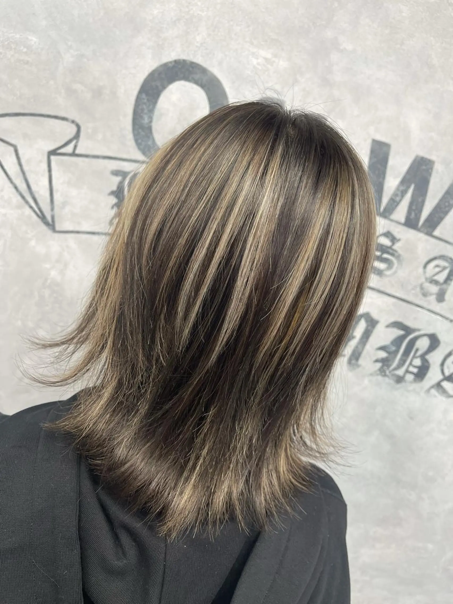 ミディアム カラー ブリーチ ケアブリーチ ハイライトカラー イルミナカラー ハイライト オフホワイトアンドなんば所属・福西 洋斗のヘアスタイル