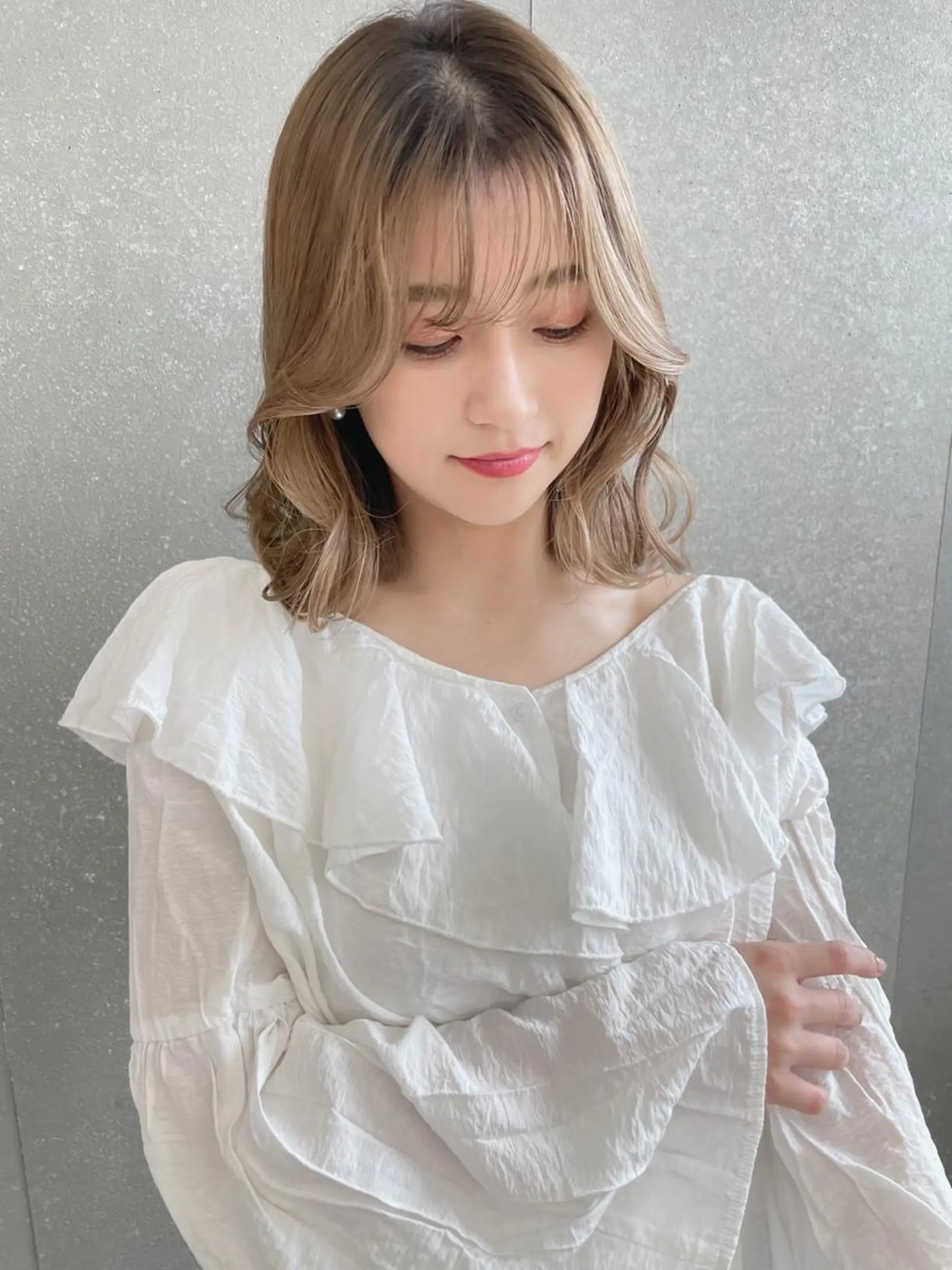 ミディアム カット ヘアカラー トリートメント 山本翔一郎 韓国顔周りレイヤーのヘアスタイル