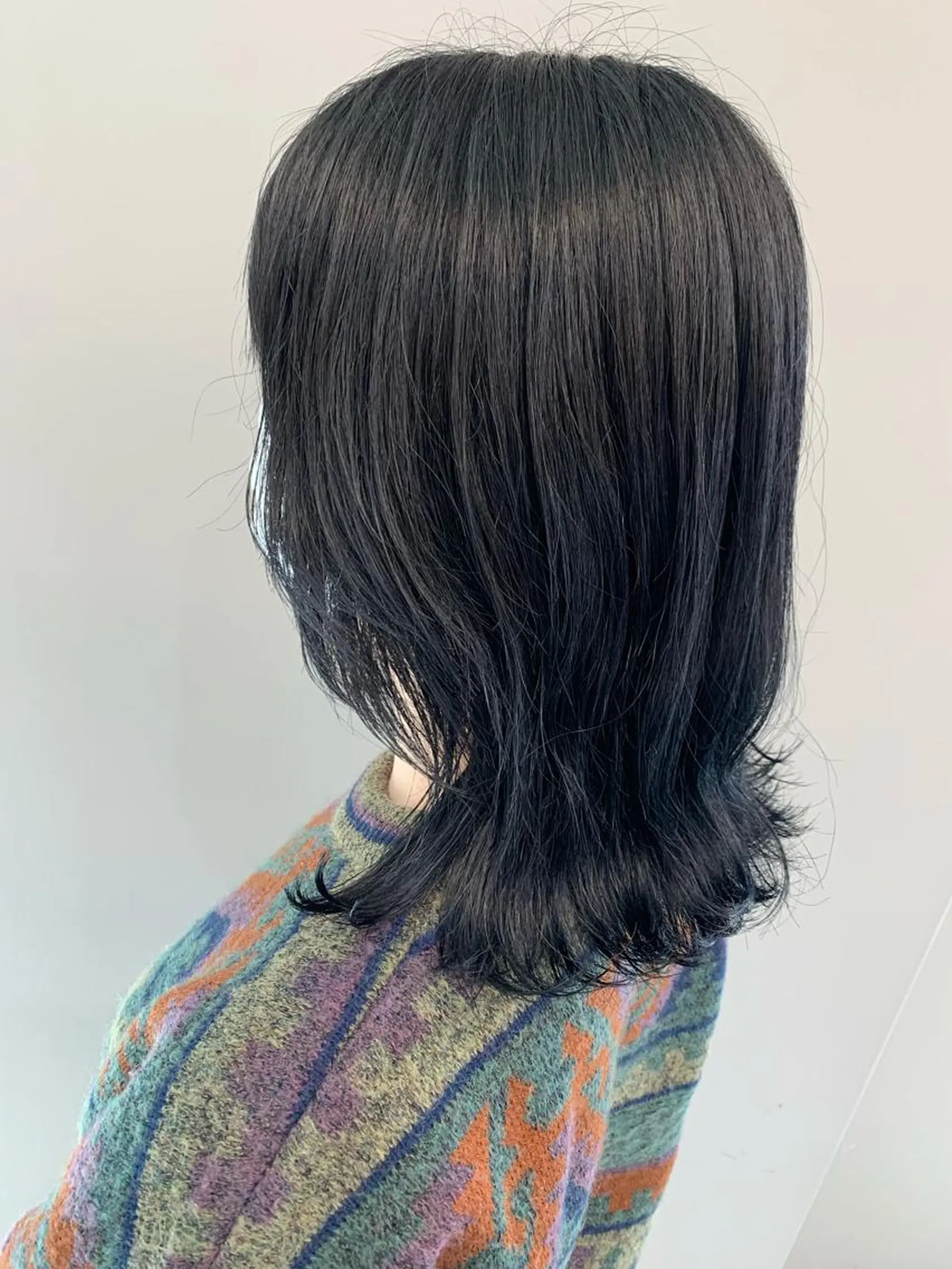 ミディアム カラー 黒髪 ブルーカラー ブルーブラック ヘアカラー theF___ yukoのヘアスタイル