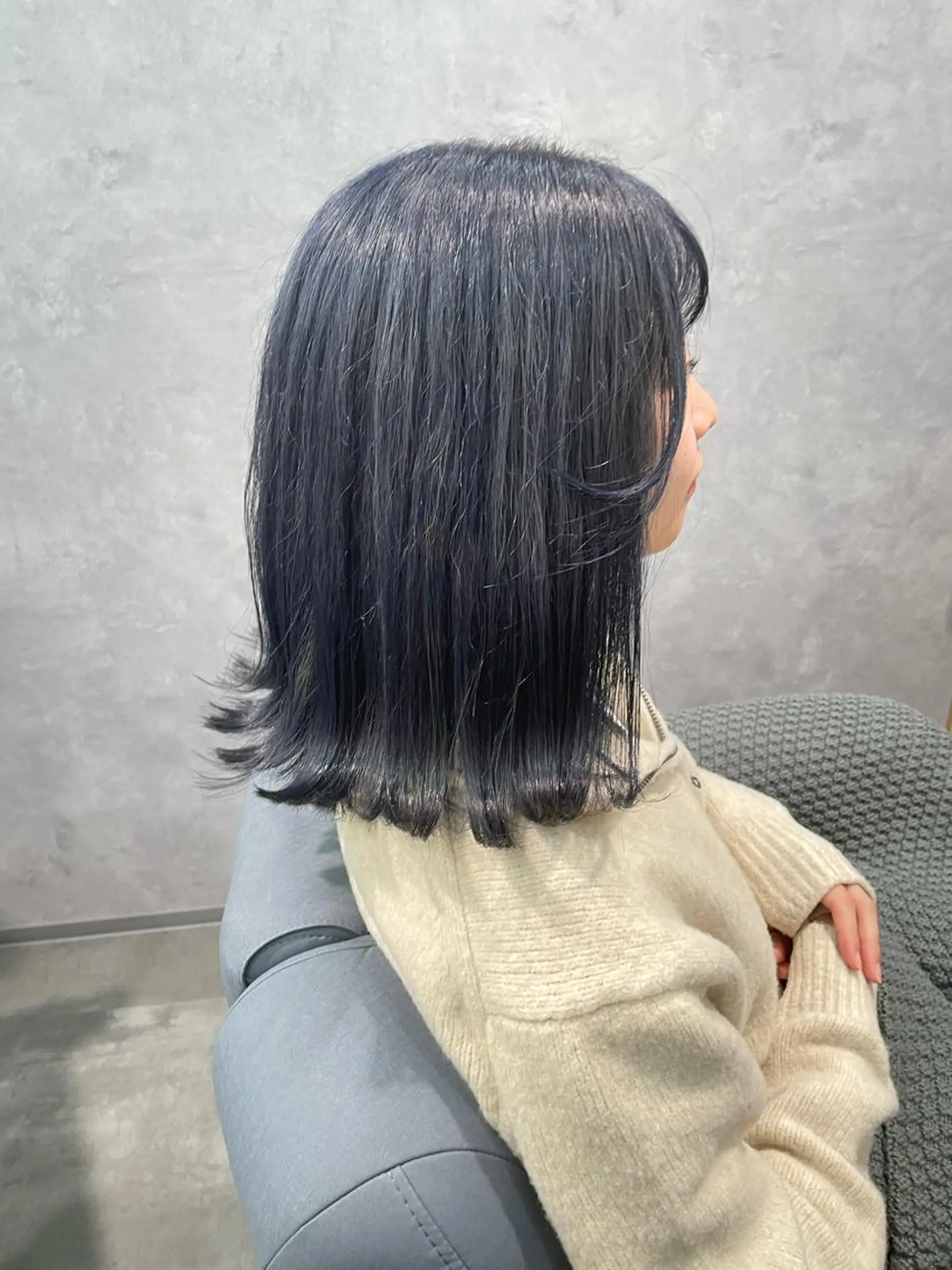 セミロング カラー 黒岩 梨沙のヘアスタイル