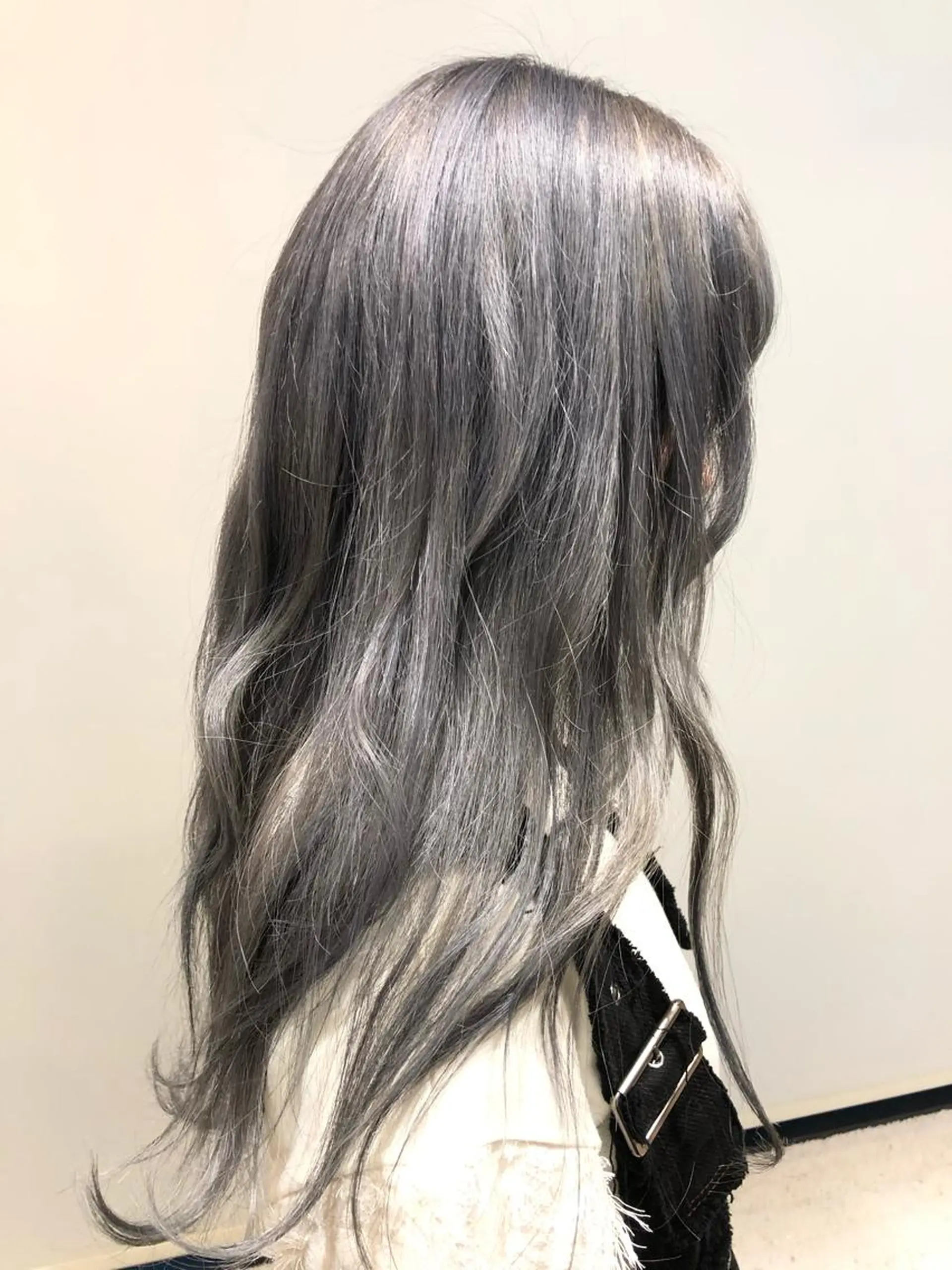ロング カラー アッシュ ブリーチ ワタナベ テルマサのヘアスタイル