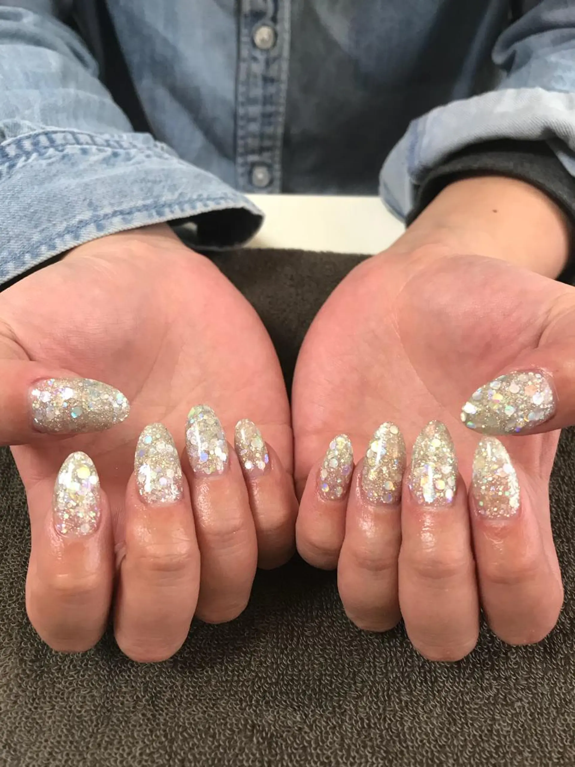 ネイル オーロラネイル ホログラムネイル ラメ(グリッター) シルバー ハンドネイル Masuko Yasukaのネイルデザイン