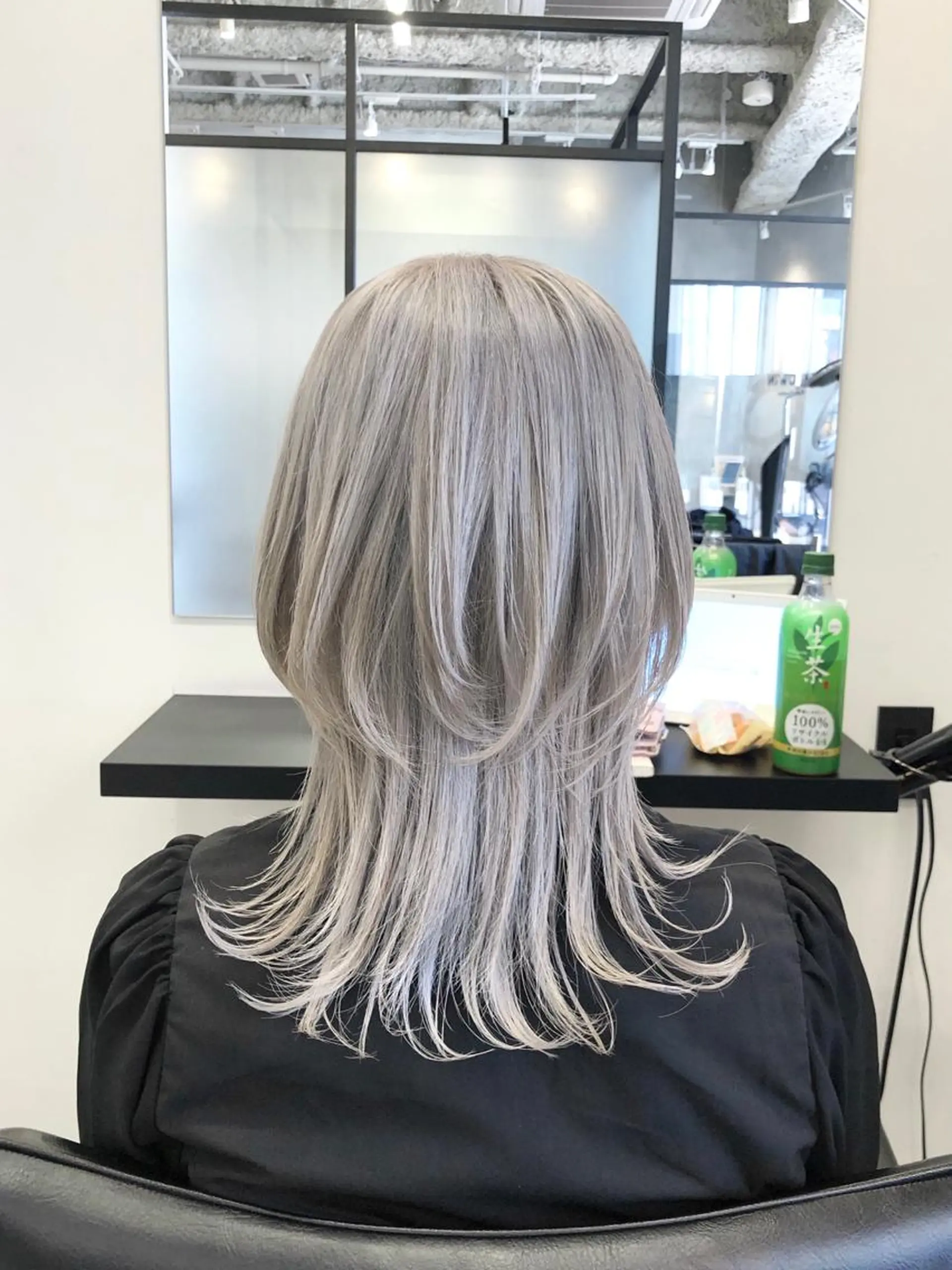 ミディアム カラー ヘアアレンジ シルバー ホワイトシルバー ウルフカット ｲﾝﾅｰｶﾗｰ屋さん 🫧伊藤拓実のヘアスタイル