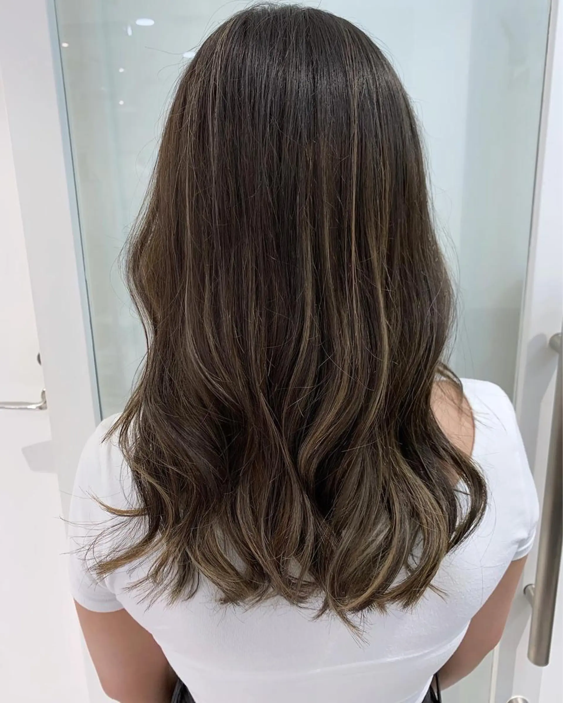 セミロング カラー オチ ハナのヘアスタイル