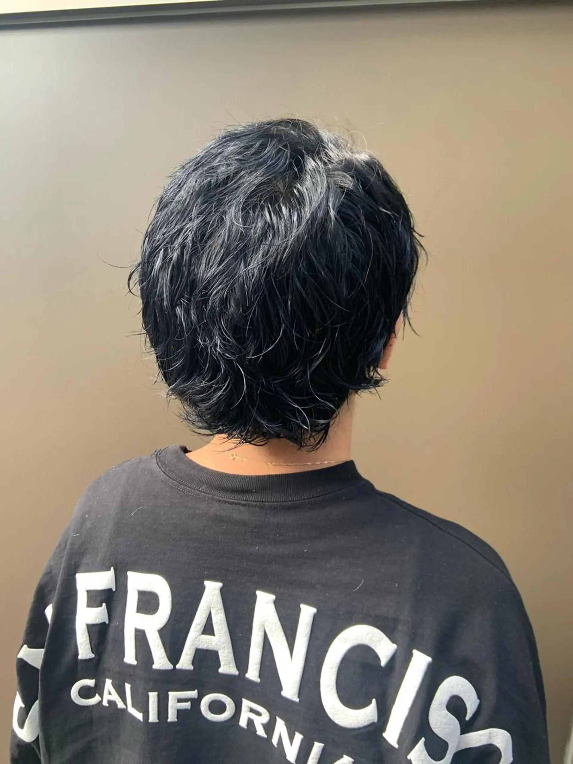 ショート カラー パーマ ヘアアレンジ メンズ 黒髪 ブルーカラー ブルーブラック ハイトーンカラー🤍 山下 優華のヘアスタイル