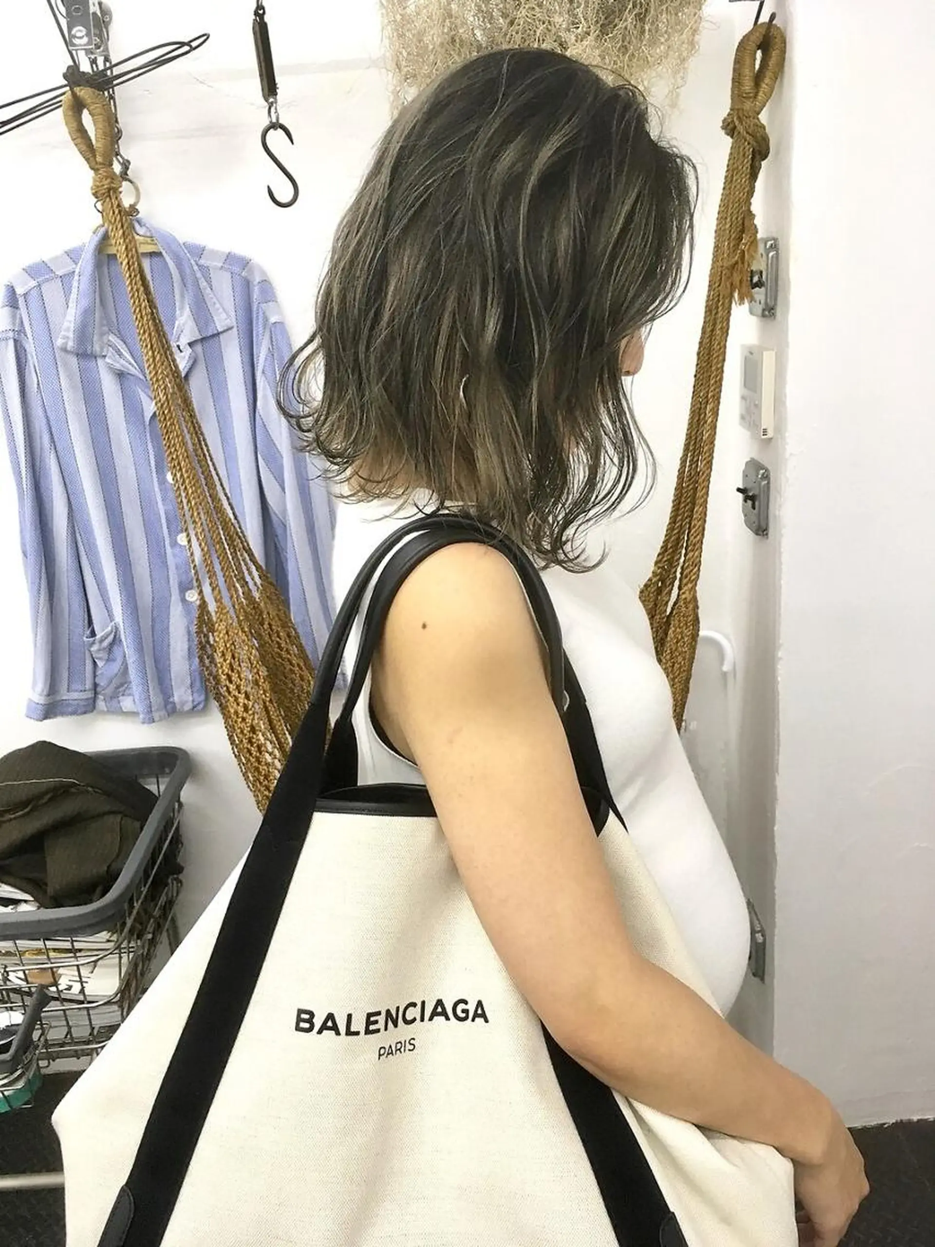 ミディアム カラー ヘアカラー トリートメント qiie リタッチ 黒染め　ワンカラーのヘアスタイル