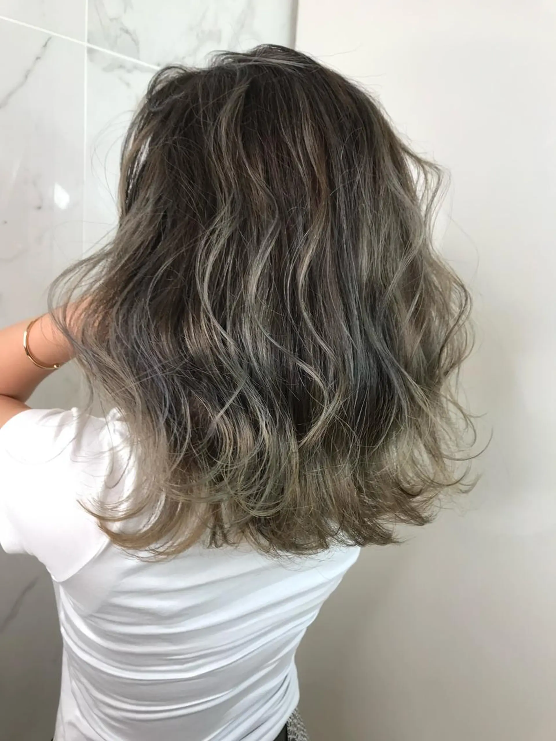 セミロング ハイライト AVANCE emiのヘアスタイル