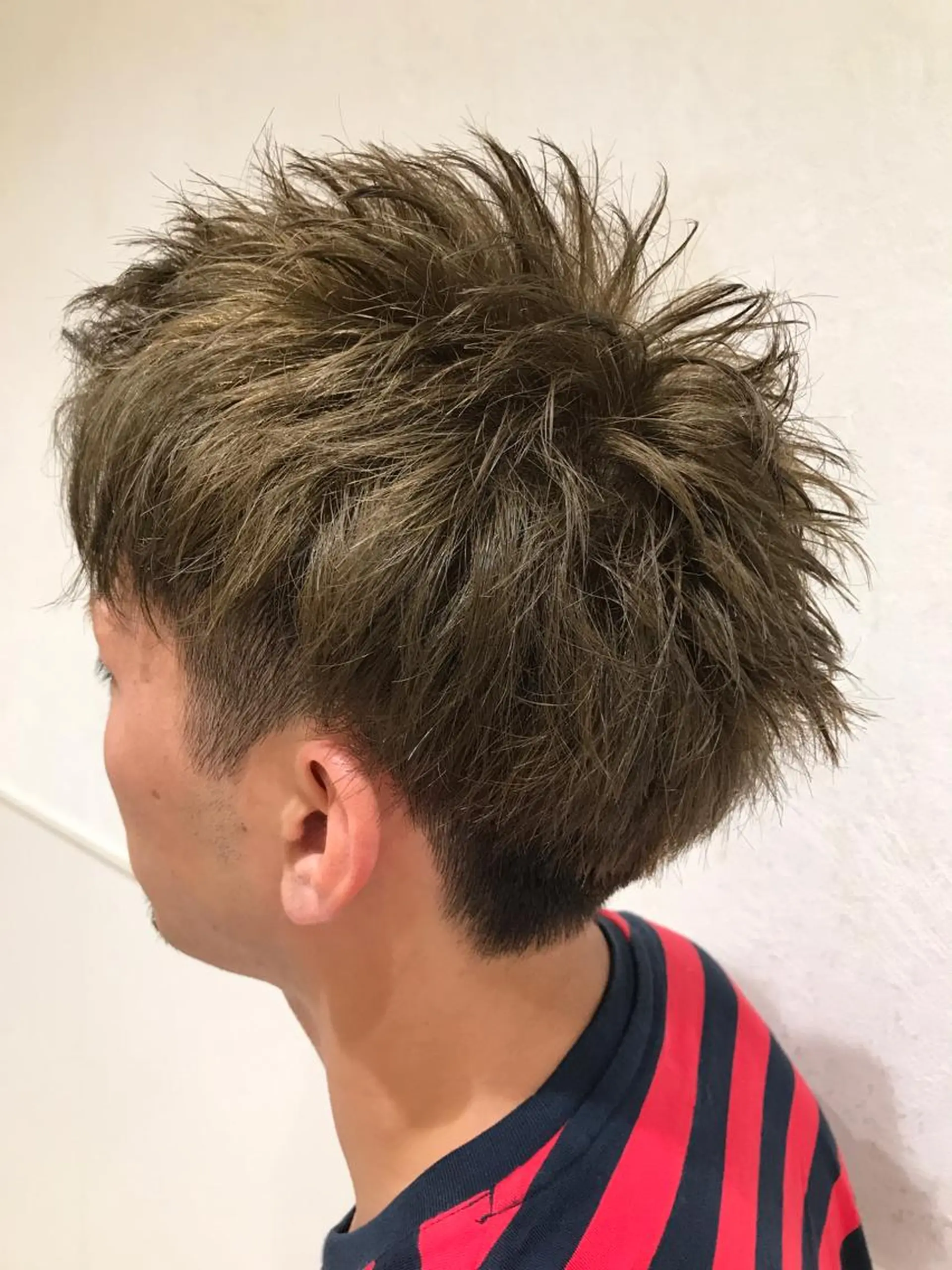 ショート カラー メンズ メンズハイトーン モヒカン メンズショート 刈り上げ グレージュ Vir by browのヘアスタイル