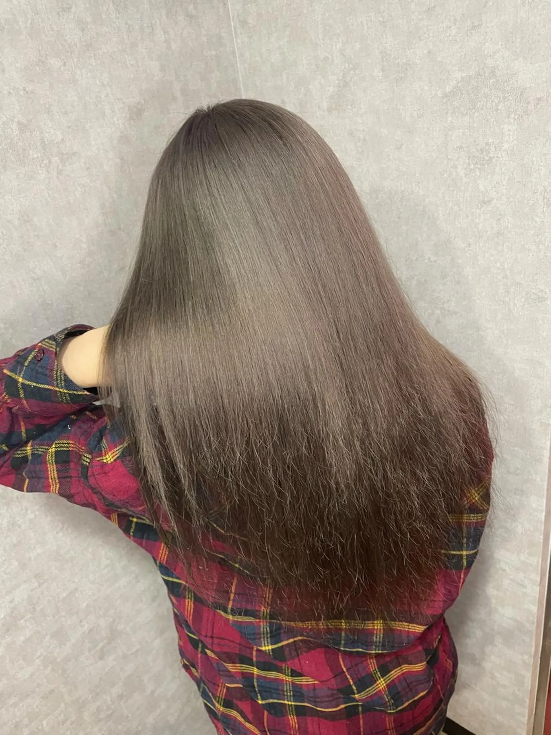 ロング カラー ブリーチ ケアブリーチ グレージュ 工藤 綾華のヘアスタイル