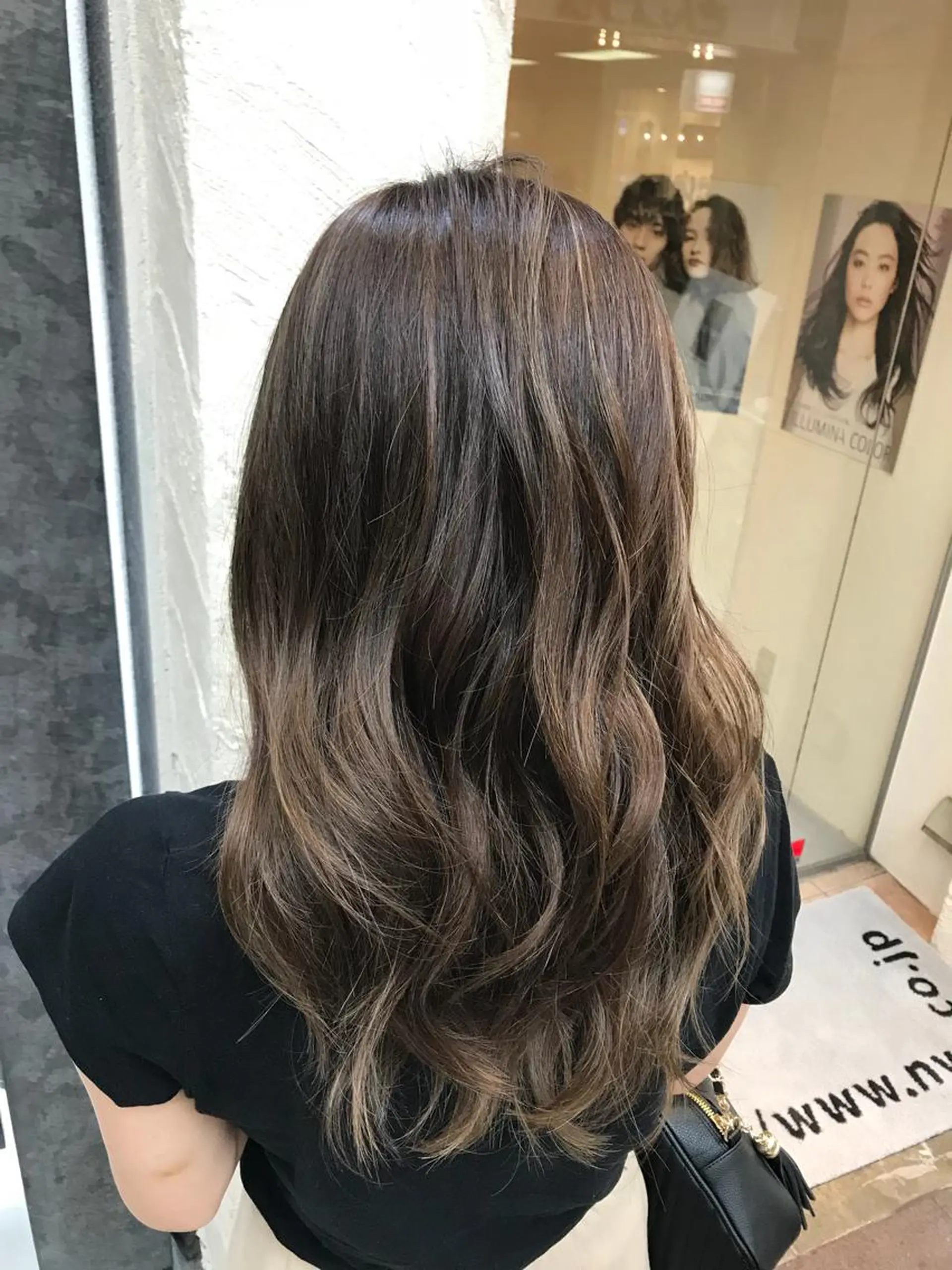 セミロング カラー アッシュ バレイヤージュ ブリーチ ケアブリーチ グラデーションカラー AMI Hair  supply所属・髪質改善カラー 韓国風レイヤーのヘアスタイル