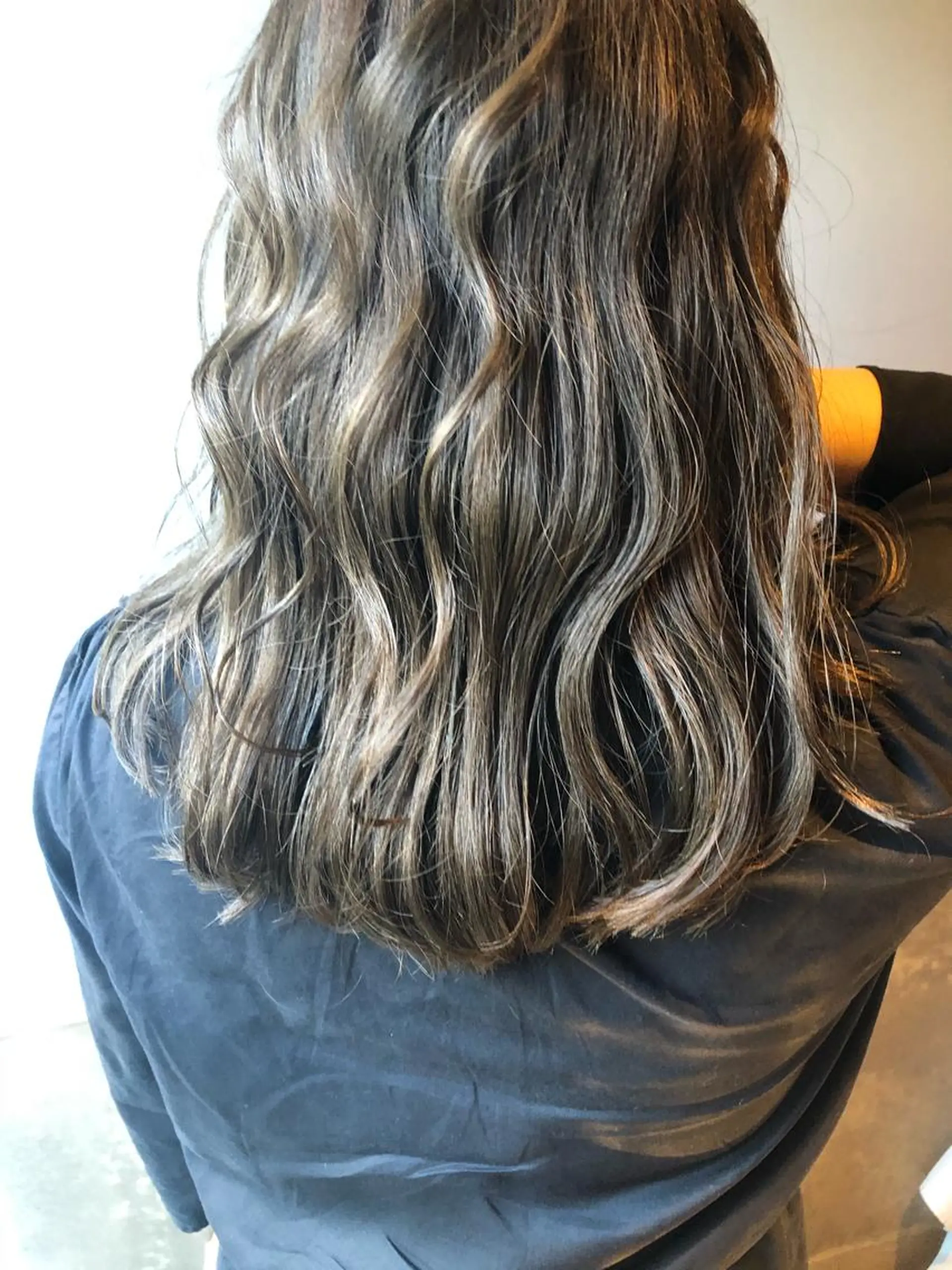 ミディアム カット ヘアカラー トリートメント ケアブリーチ/ エクステ/レイヤーのヘアスタイル