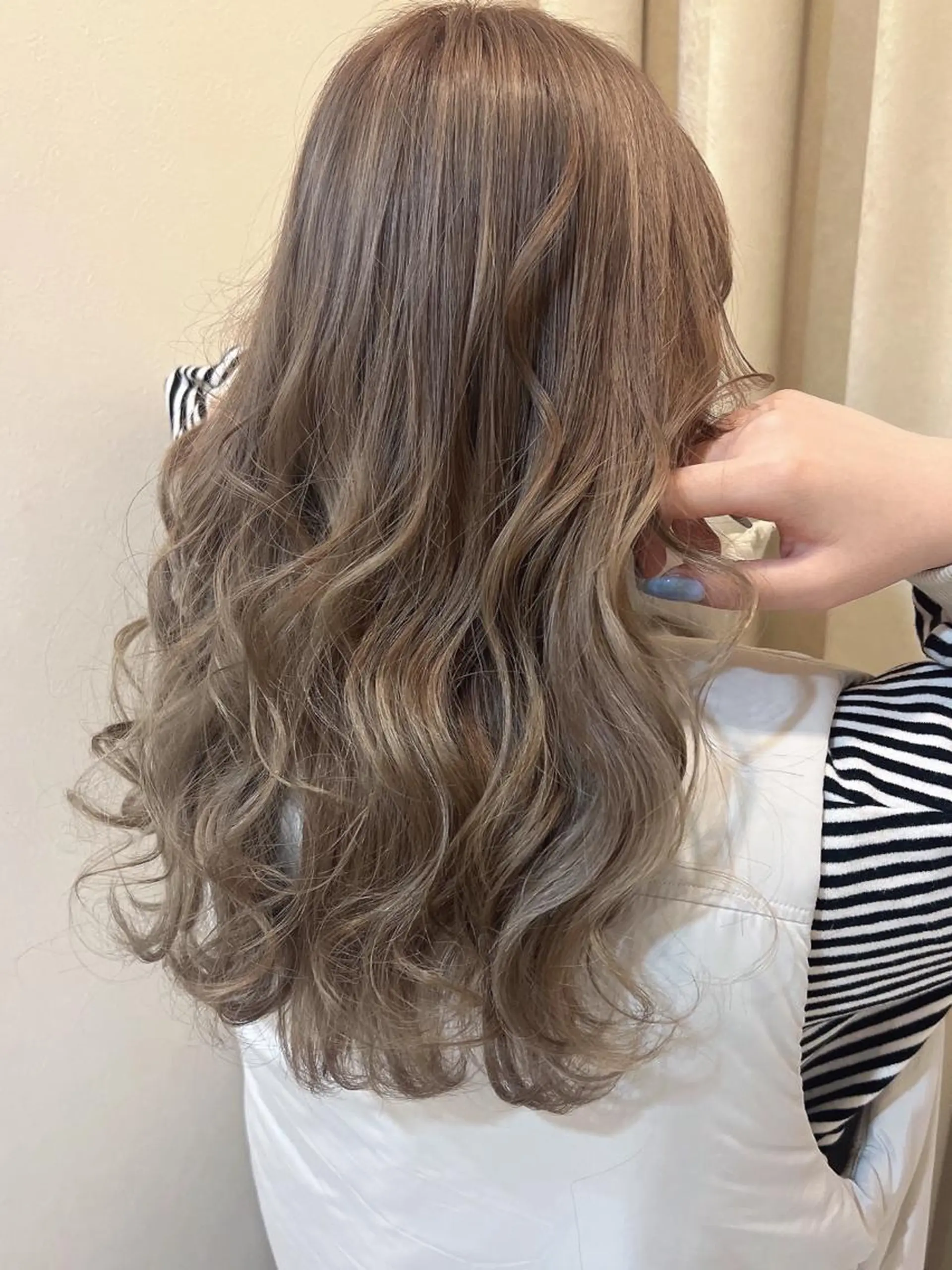 ロング カラー ヘアアレンジ グレージュ ミルクティーグレージュ エクステ＆カラー 特化F-card上通のヘアスタイル