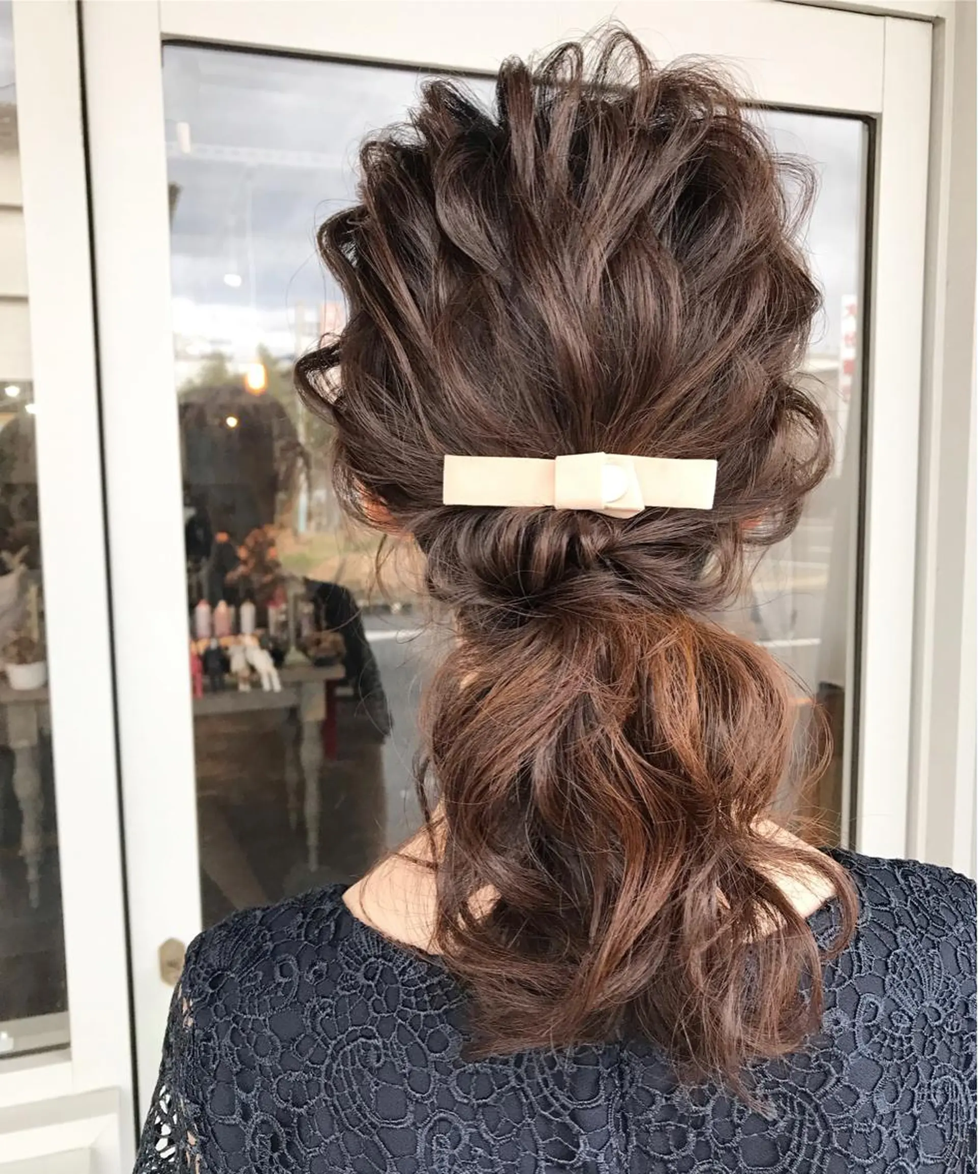 ミディアム カラー ヘアアレンジ お団子ヘア 切りっぱなしボブ バレイヤージュ ブリーチ デザインカラー Mariana/ 鶴原-ハイライトのヘアスタイル