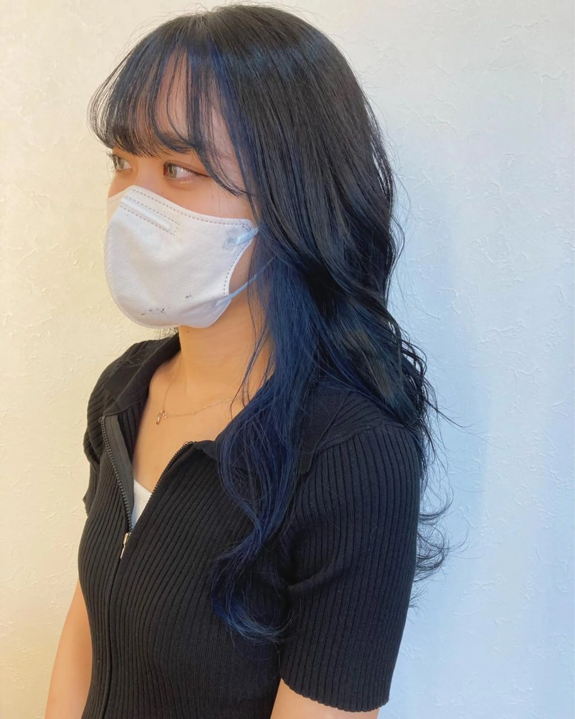 ロング カラー ミストバング 黒髪 ブルーカラー ブルーブラック 透明感カラー アクイールグラッセ 滝村鈴夏のヘアスタイル