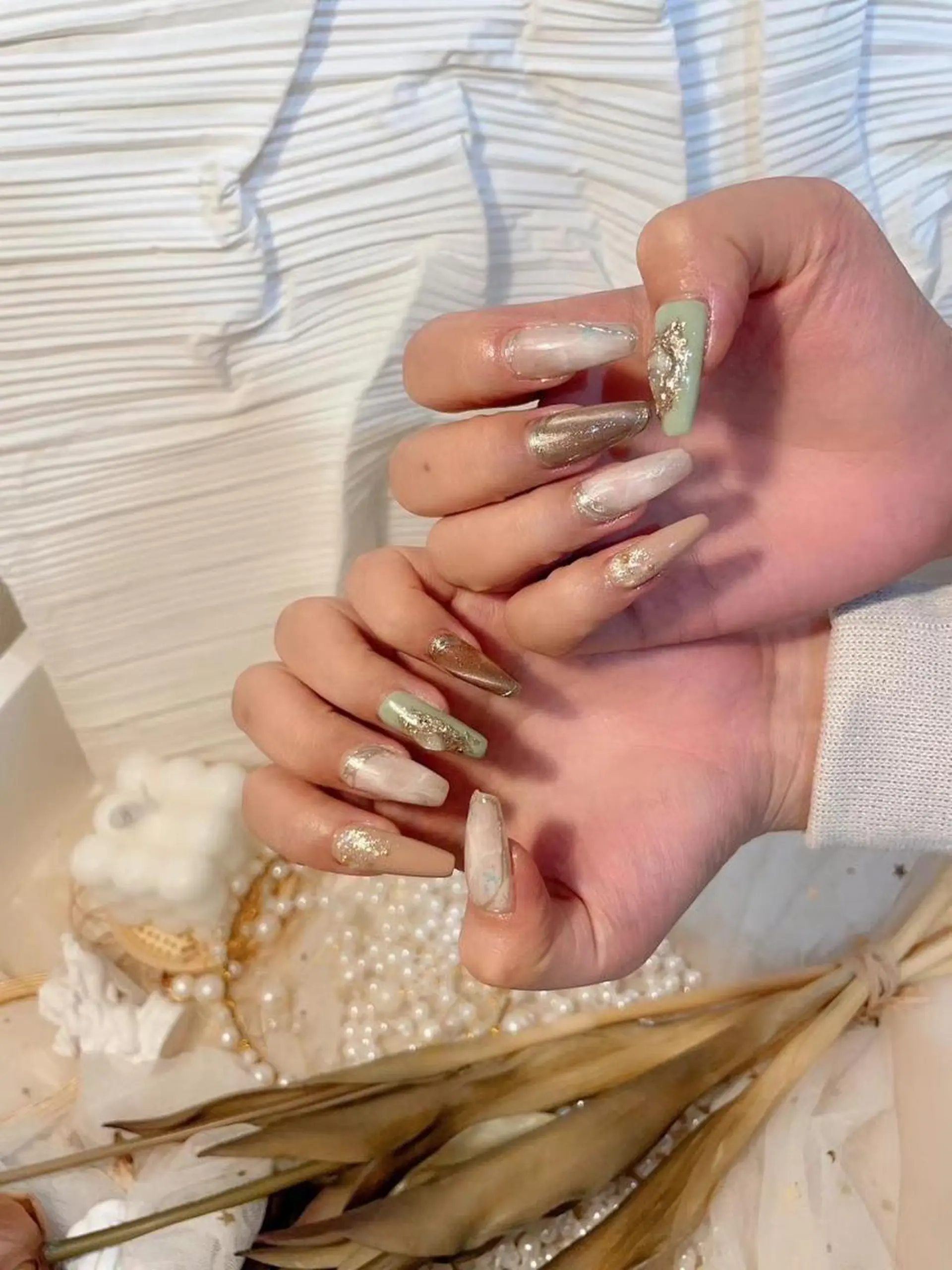 ネイル アートネイル ゴールド グリーン ニュアンスネイル 春ネイル Babarla Nailのネイルデザイン