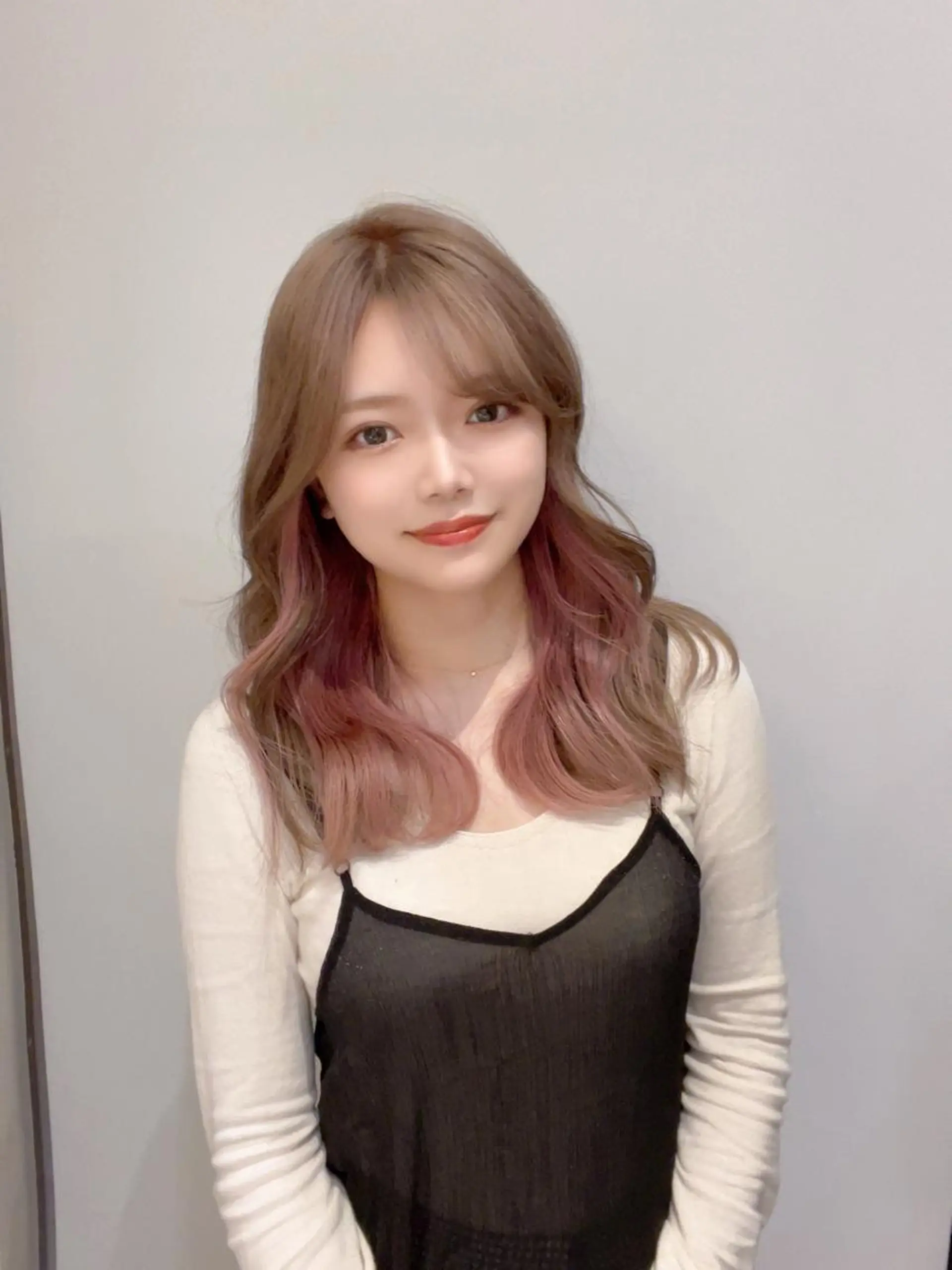 ロング カラー ベージュカラー イヤリングカラー インナーカラー ミルクティーベージュ ピンクカラー ヘアカラー matiz マティス　表参道所属・💜アンブレラカラー 髪質改善　丸尾】のヘアスタイル