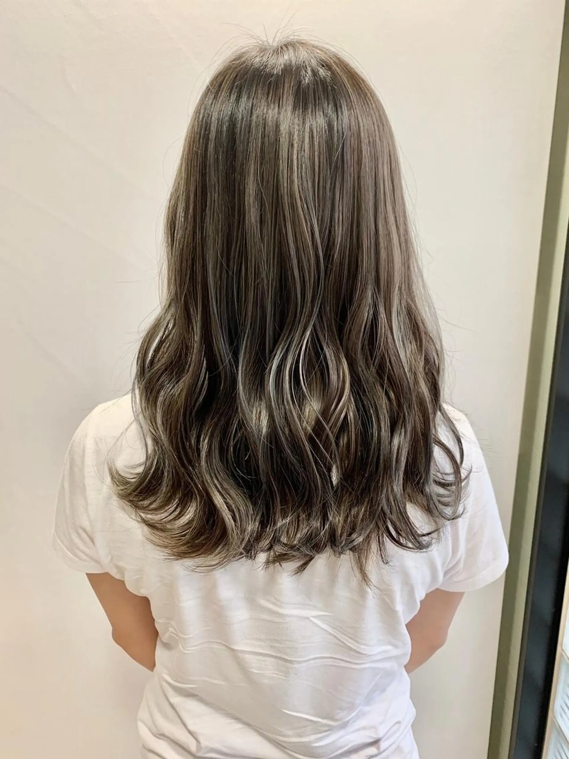 セミロング カラー ヘアアレンジ パーマ シールエクステ アッシュ バレイヤージュ ベージュカラー ブリーチ ハイトーン カラーのヘアスタイル