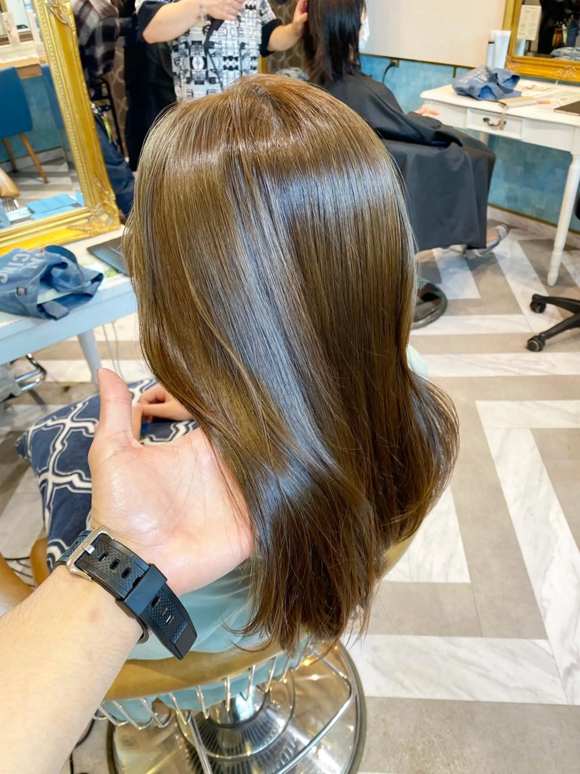 ミディアム ヘアカラー トリートメント レイヤーカット /透明感カラー西田のヘアスタイル