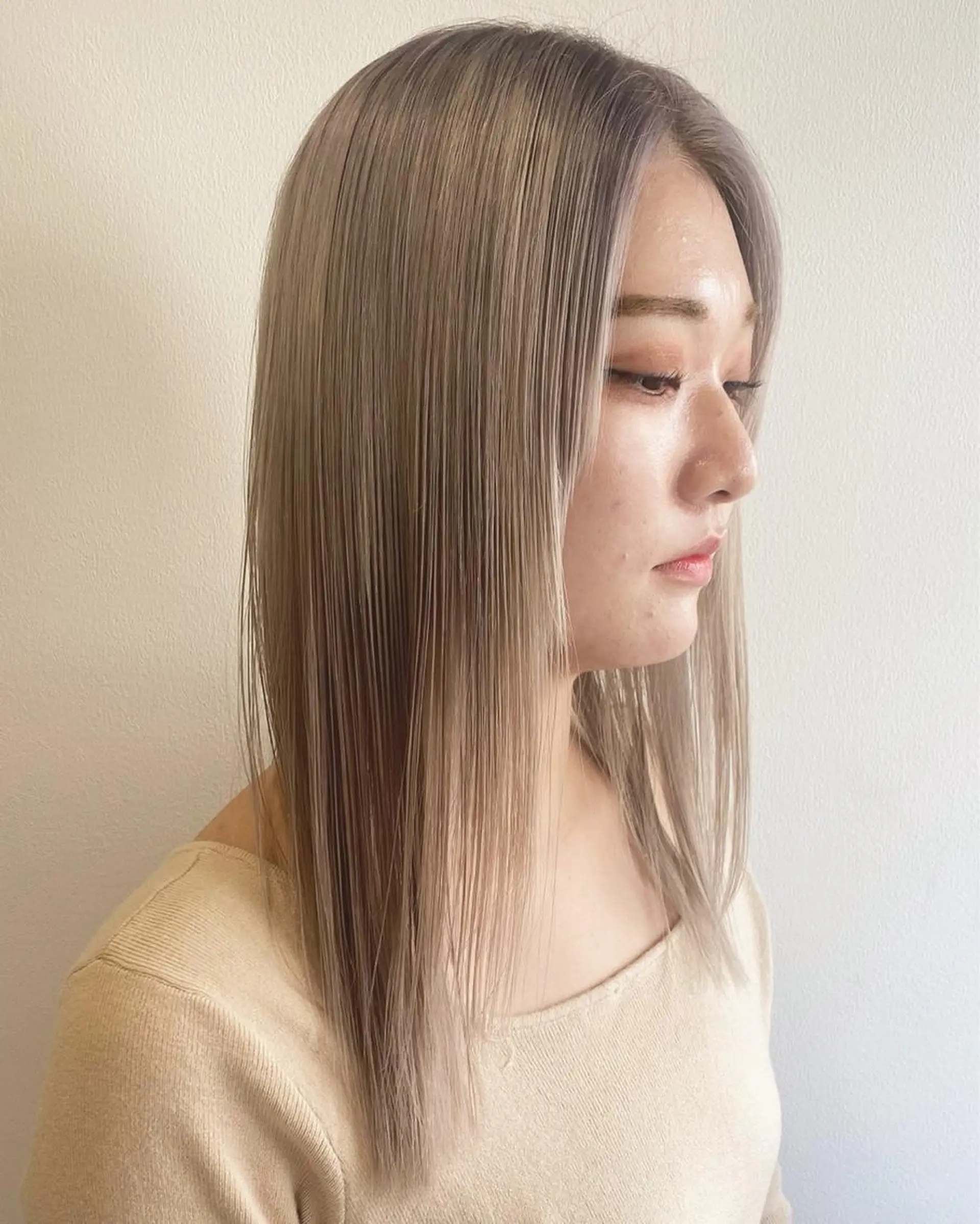 セミロング カラー 透明感カラー ハイトーンカラー 外国人風カラー RAIMA ハイトーン/ベージュのヘアスタイル