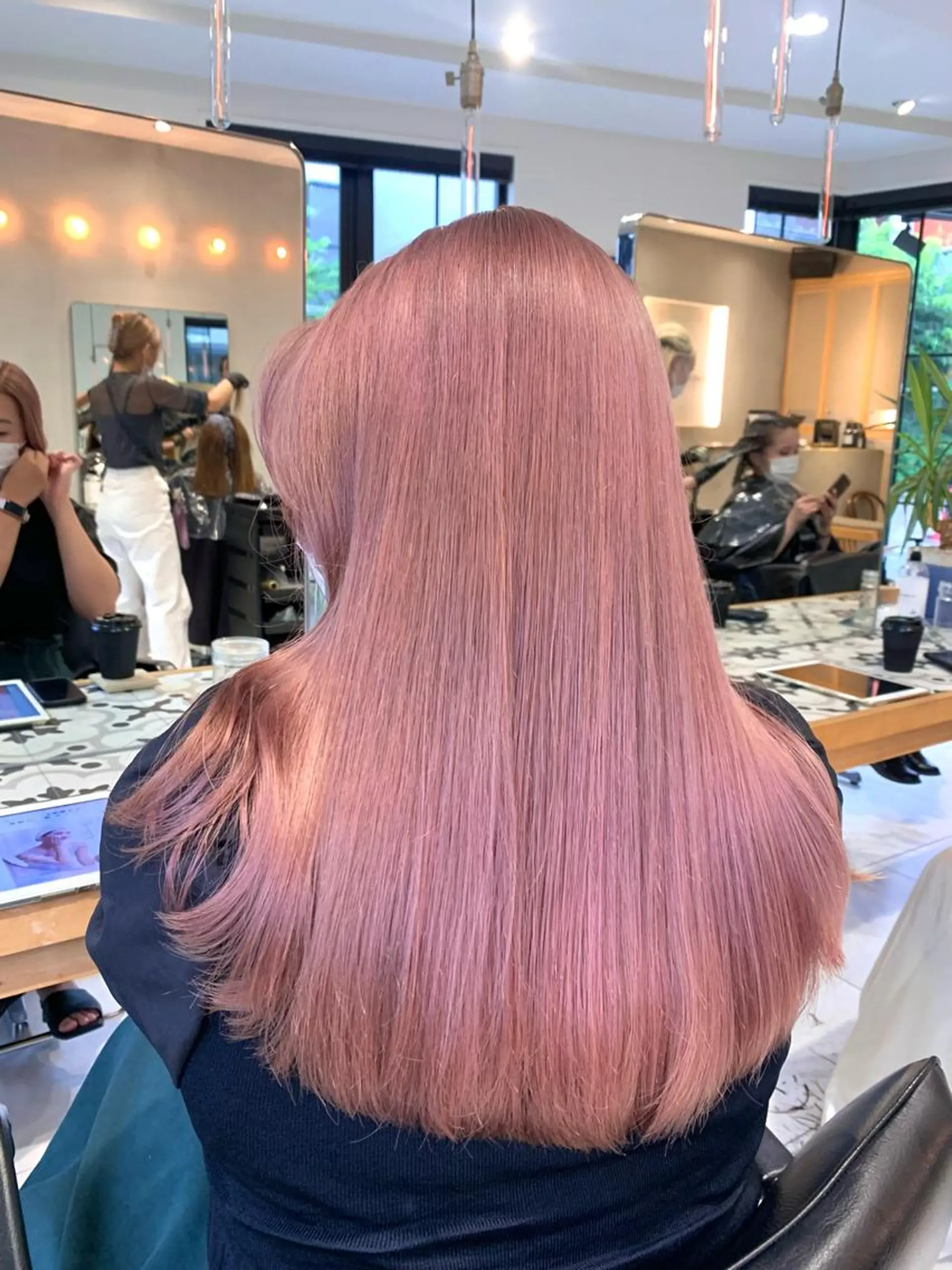 ロング ヘアカラー トリートメント 淡いハイトーンカラー レイヤーカットゆうかのヘアスタイル