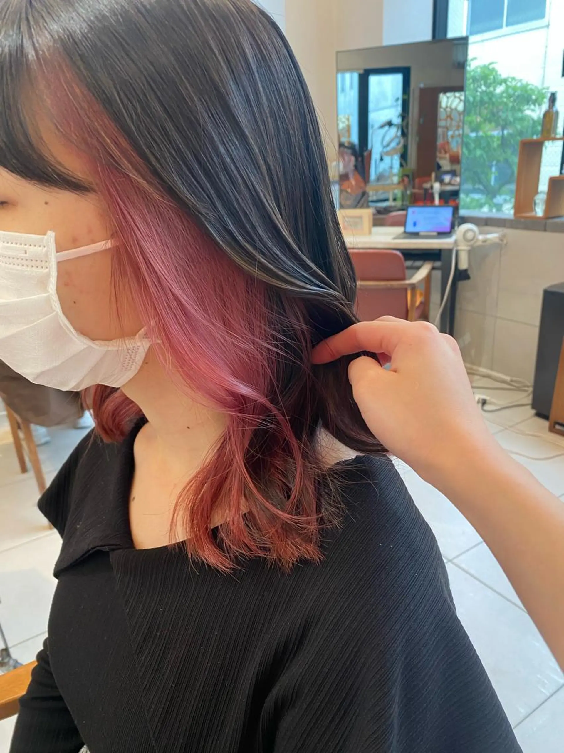 セミロング カラー ブリーチ インナーカラー ピンクカラー ヘアカラー 艶カラー/耳つぼ/ 渡辺奈緒のその他イメージ