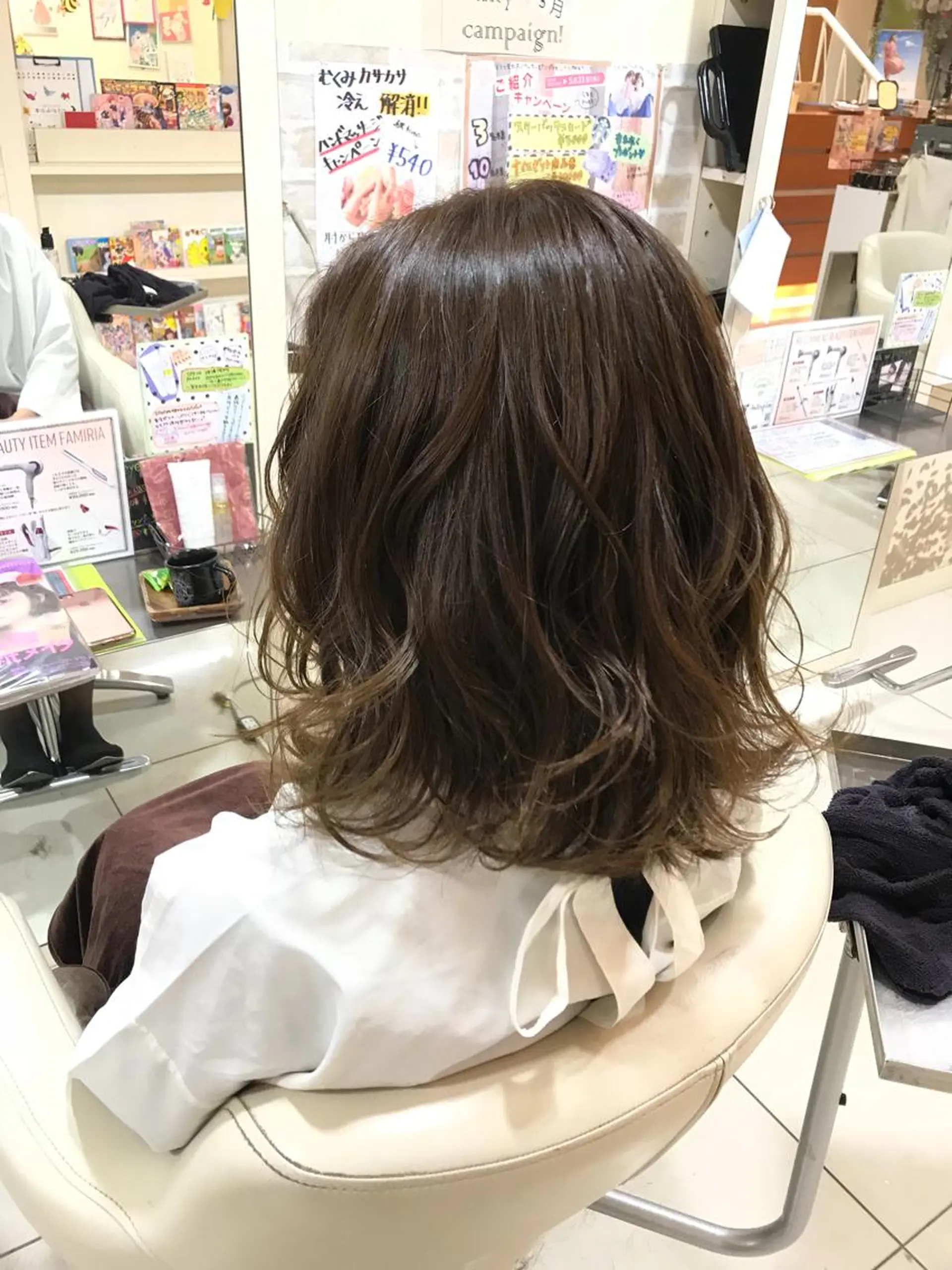 ミディアム カラー ベージュカラー 西 めぐみのヘアスタイル