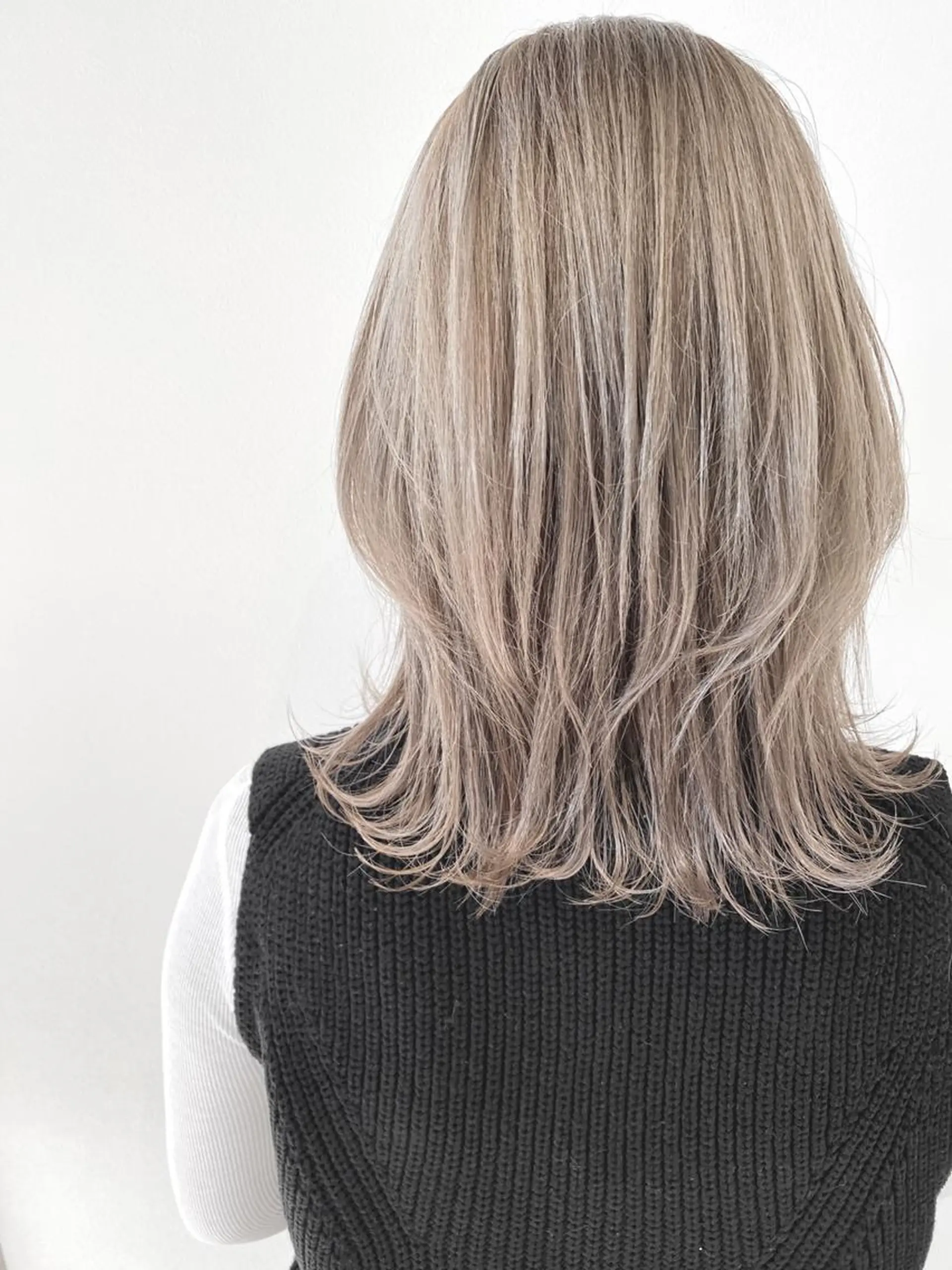 ミディアム カット ヘアカラー MYRTLE TSUNODAのヘアスタイル