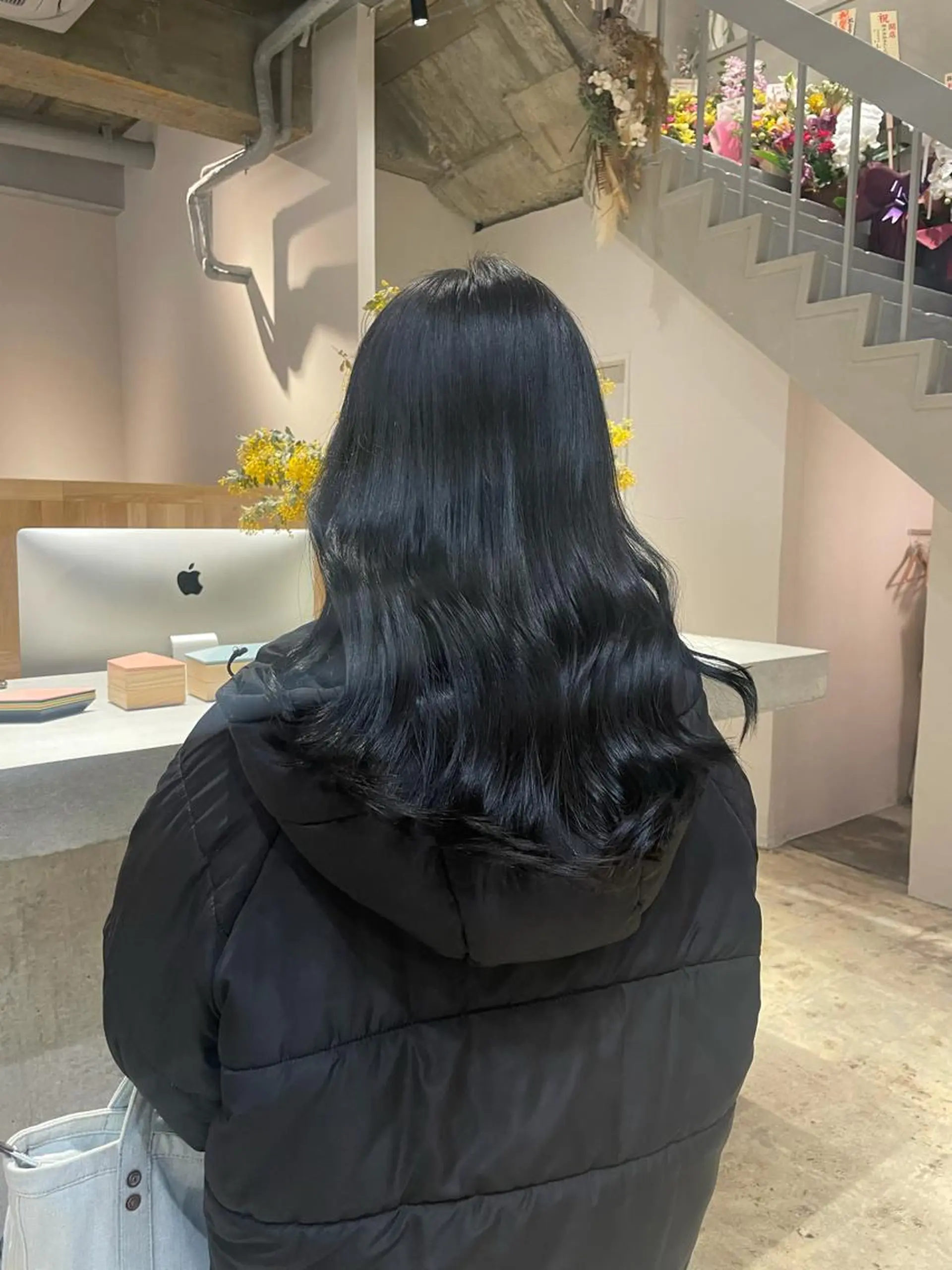 カラー 岡田 神奈のヘアスタイル