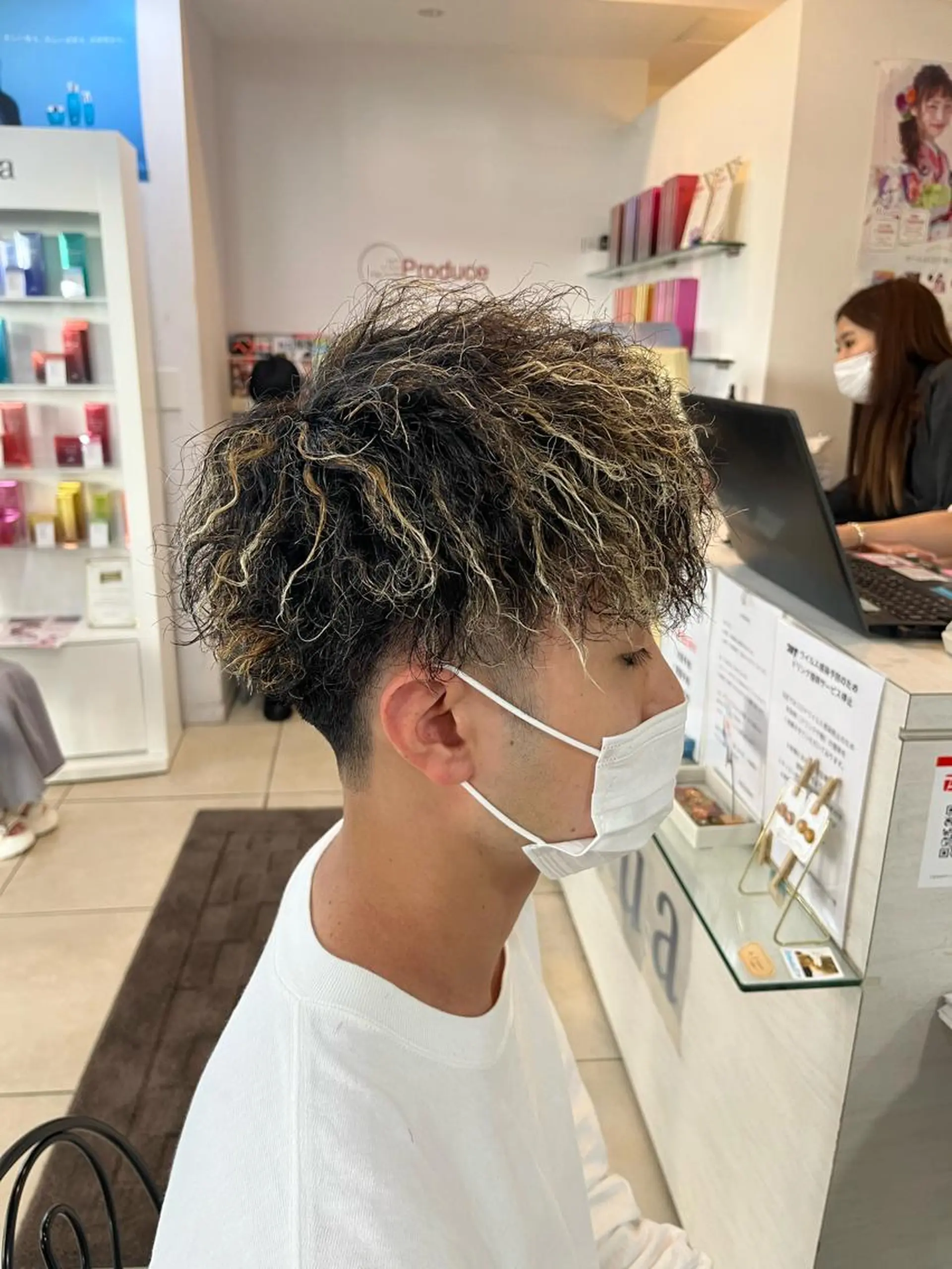 ショート パーマ メンズ マッシュ メンズパーマ メンズツイストパーマ ツイストパーマ パーマ 韓国風メンズ/毛流れ ヘアなら須田龍世のヘアスタイル