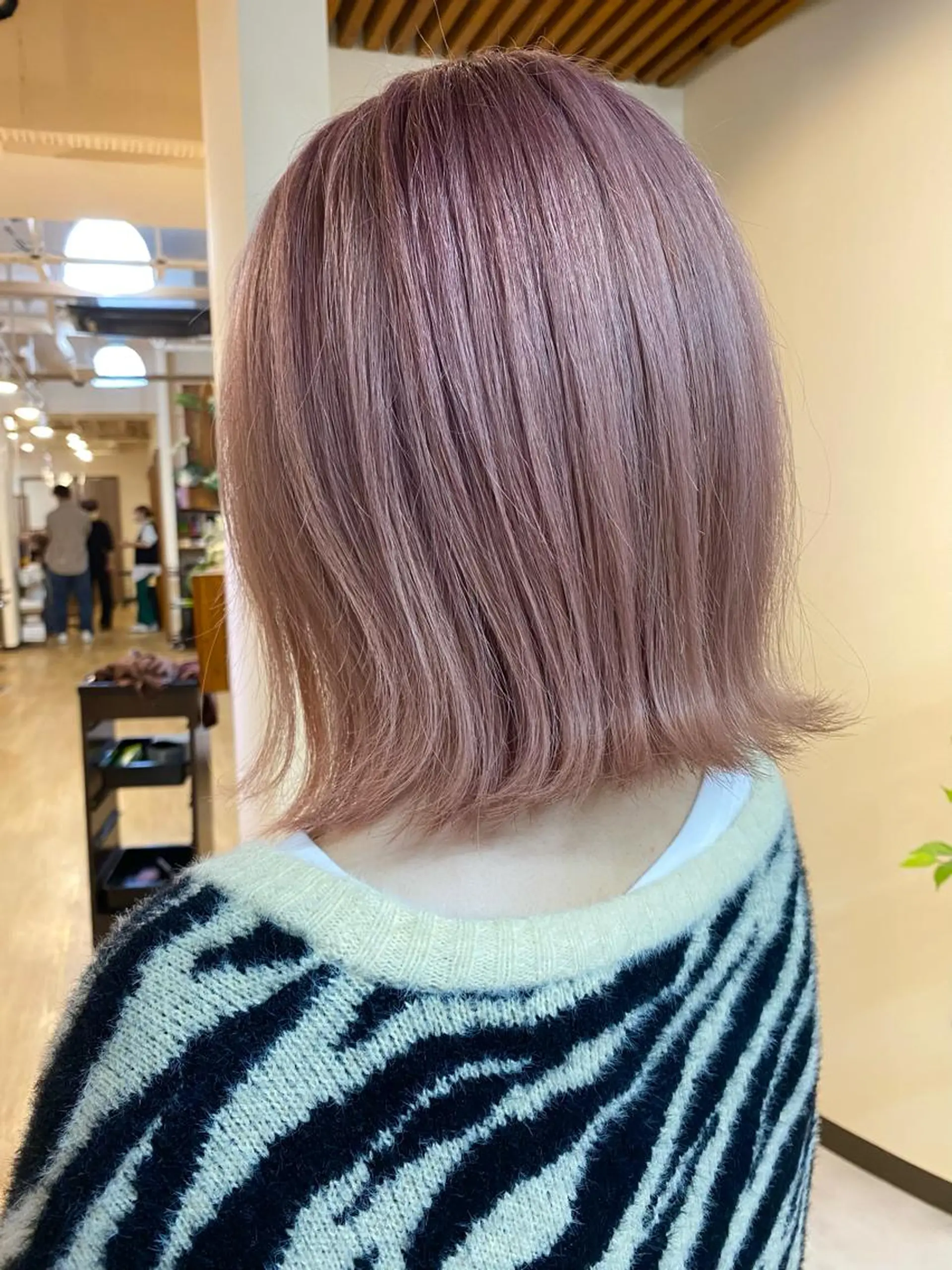 ショート カラー ベージュカラー ピンクカラー ピンクベージュ 白髪ぼかし バレイヤージュ志鎌のヘアスタイル