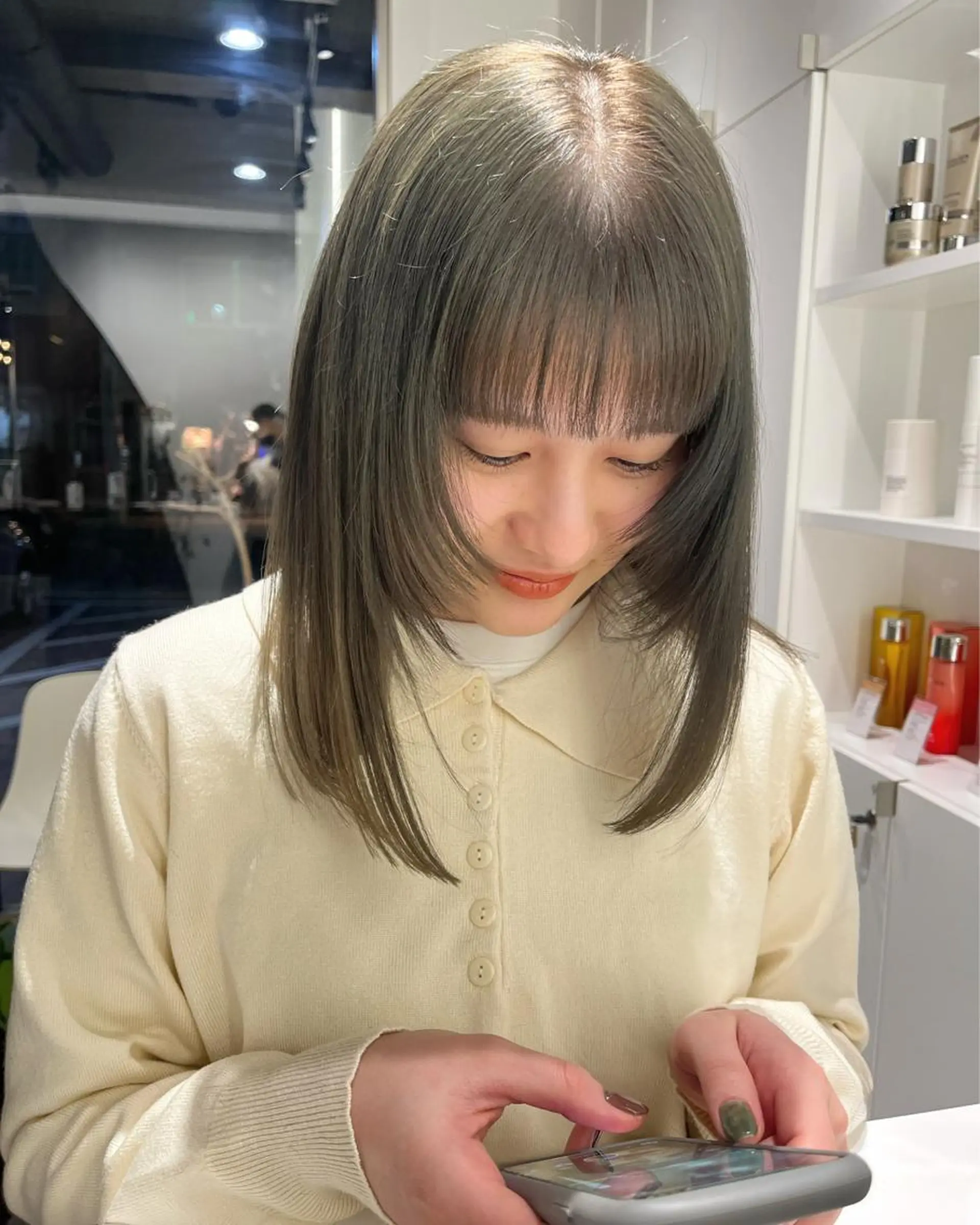 ミディアム カラー ベージュカラー オリーブベージュ 顔まわりレイヤー 顔周りカット レイヤーカット iLi所属・iLi 《イリ》のヘアスタイル