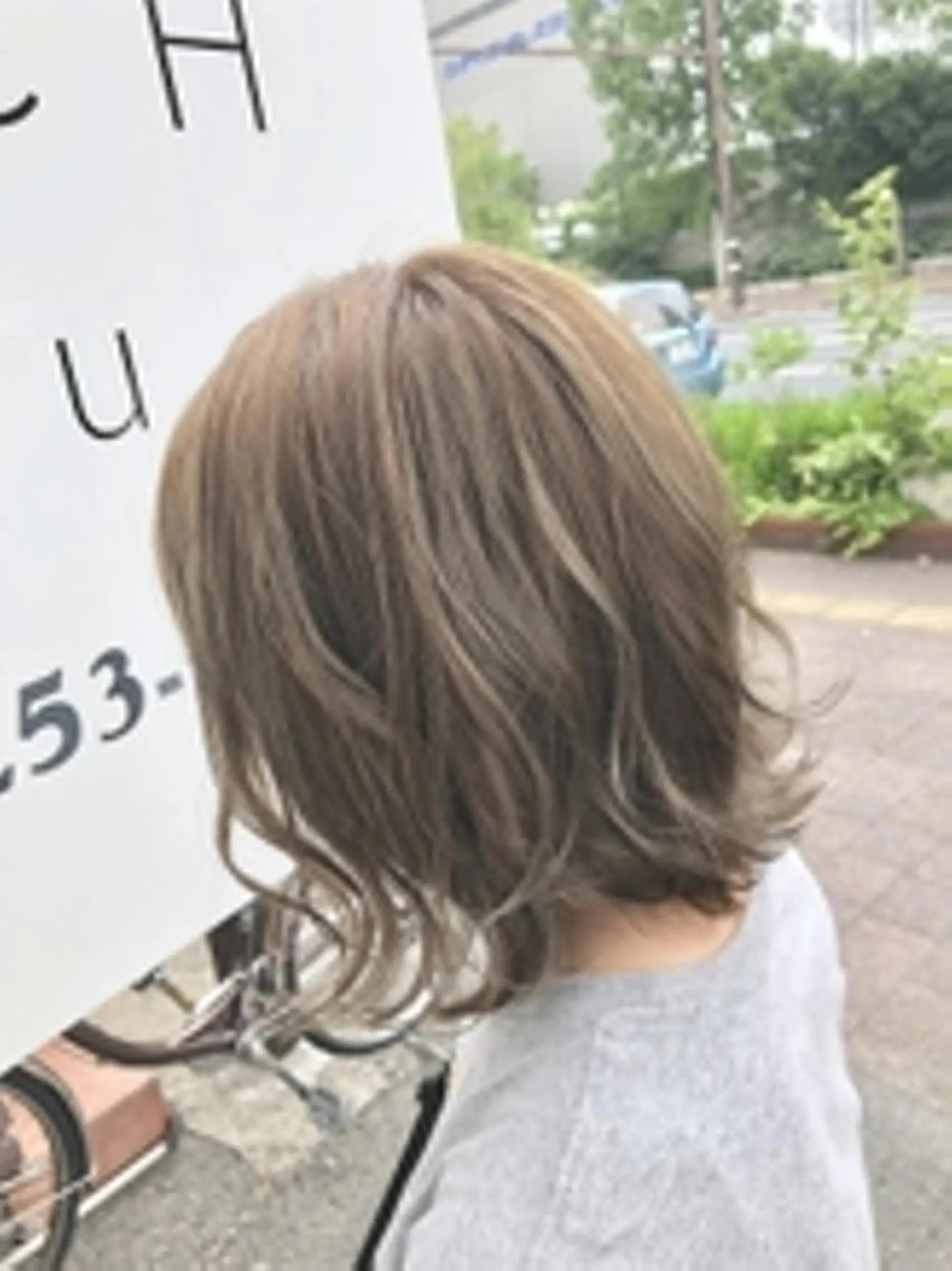 ミディアム カラー ベージュカラー ハイライトカラー ミルクティーベージュ ハイライト ARCH FREE予約のヘアスタイル