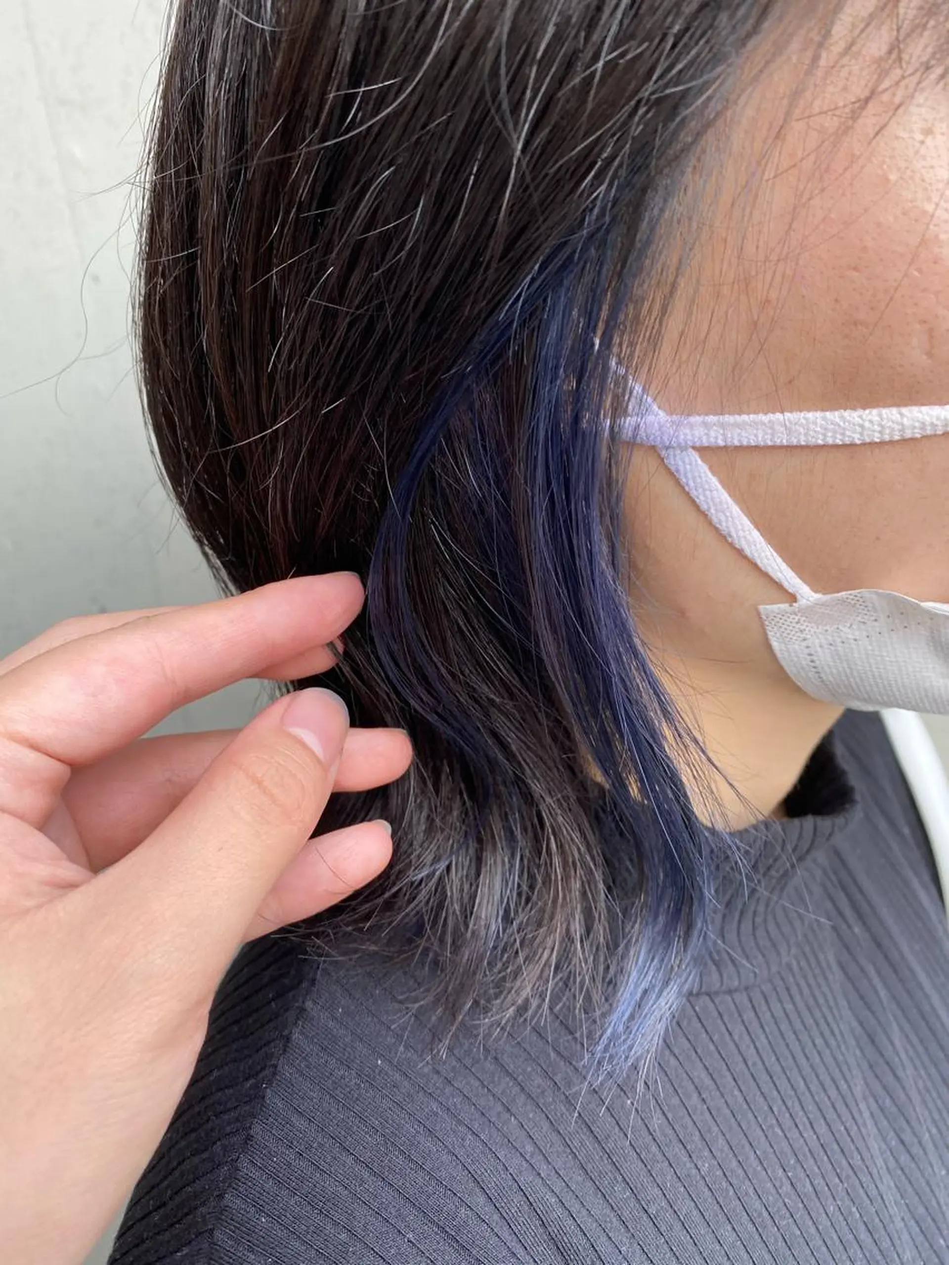 ミディアム カラー ブルーカラー イヤリングカラー ネイビーカラー 学生 ヘアカラー エクステ／インナー カラー 礒野朱里のヘアスタイル