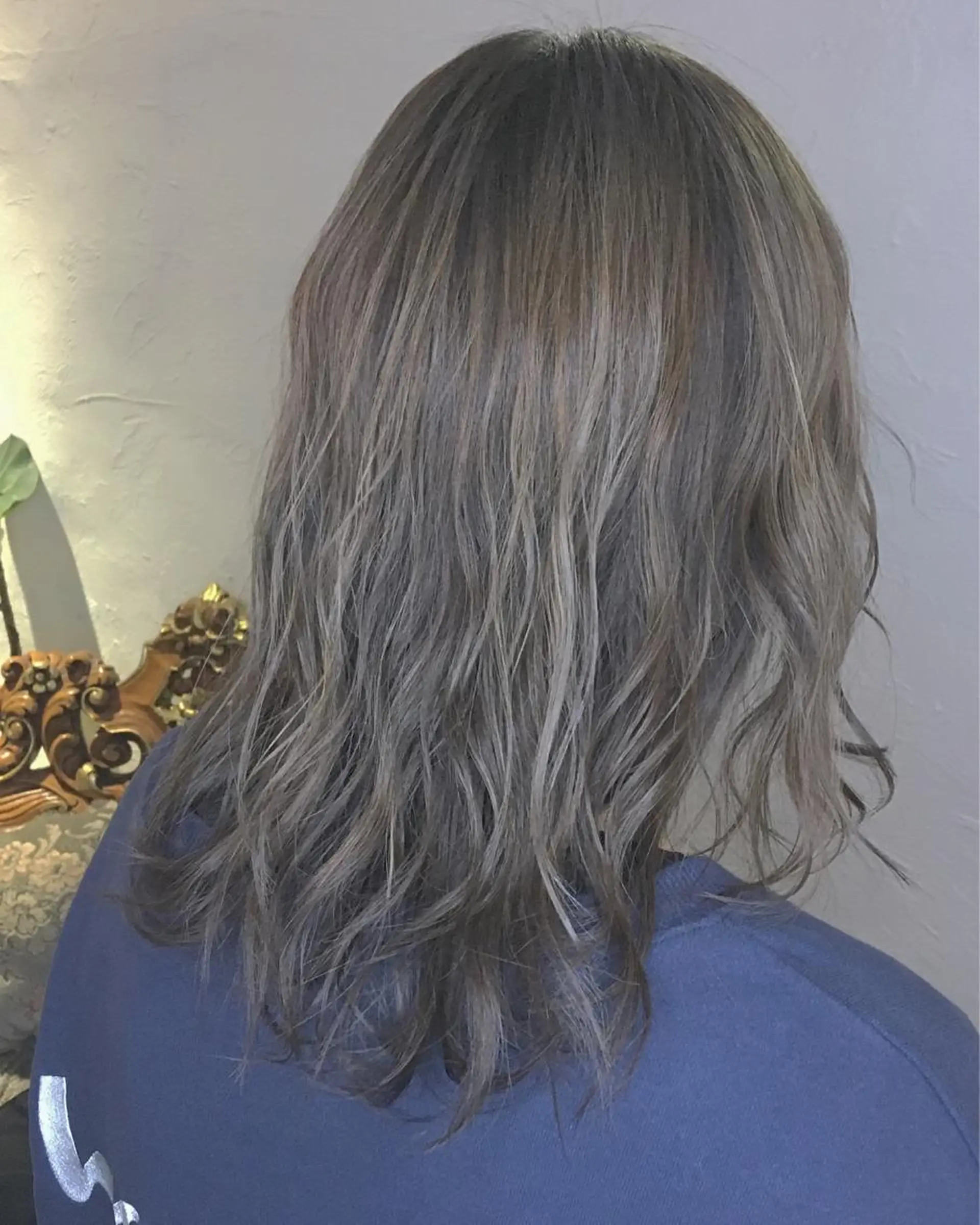 セミロング カラー パーマ ヘアアレンジ アッシュ シルバー シルバーアッシュ エグチ アキラのヘアスタイル