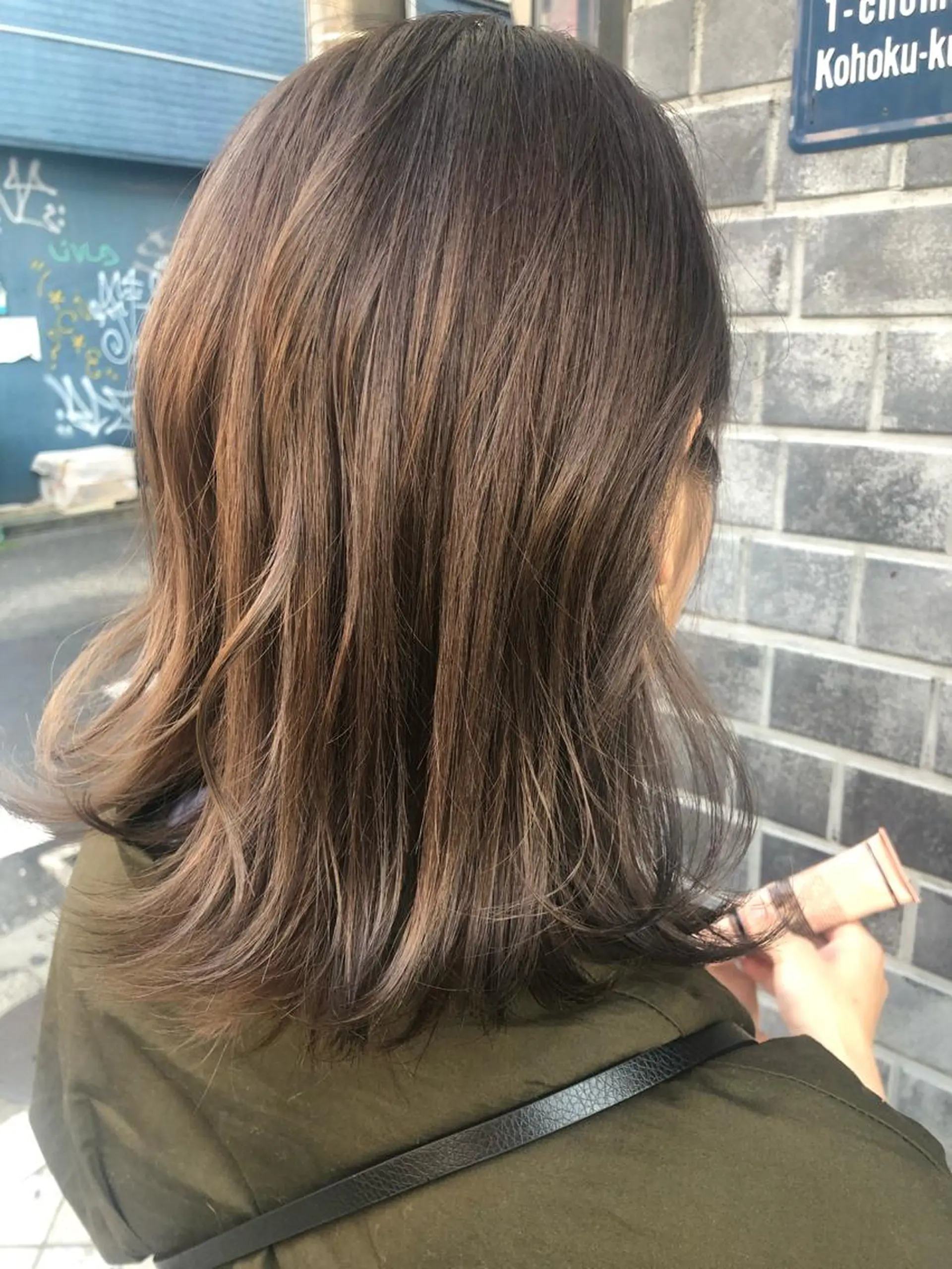 セミロング カラー アッシュ ベージュカラー ブリーチ ハイライトカラー ハイライト ✳︎SERA✳︎ 平日のみご案内のマツエク・マツパデザイン