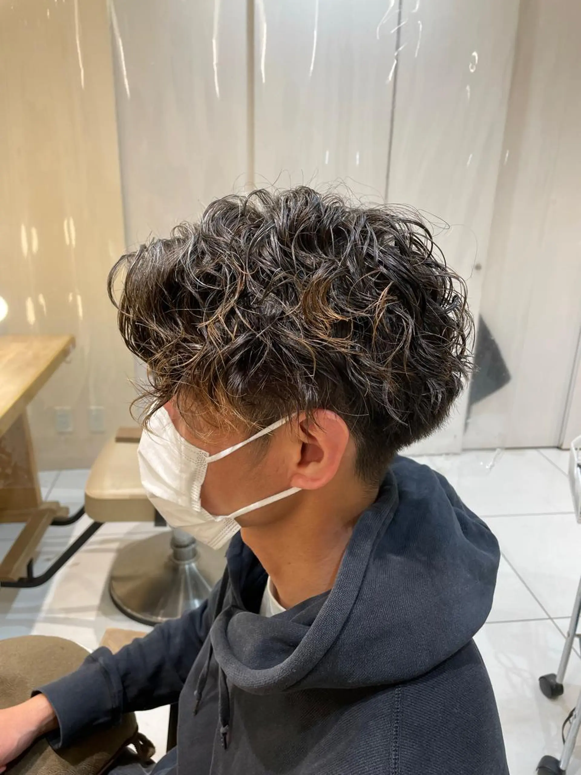 ミディアム パーマ メンズ ミディアムパーマ メンズブリーチ メンズパーマ くせ毛 スパイラルパーマ 本厚木|縮毛矯正/ 酸性スト専門サロンのヘアスタイル