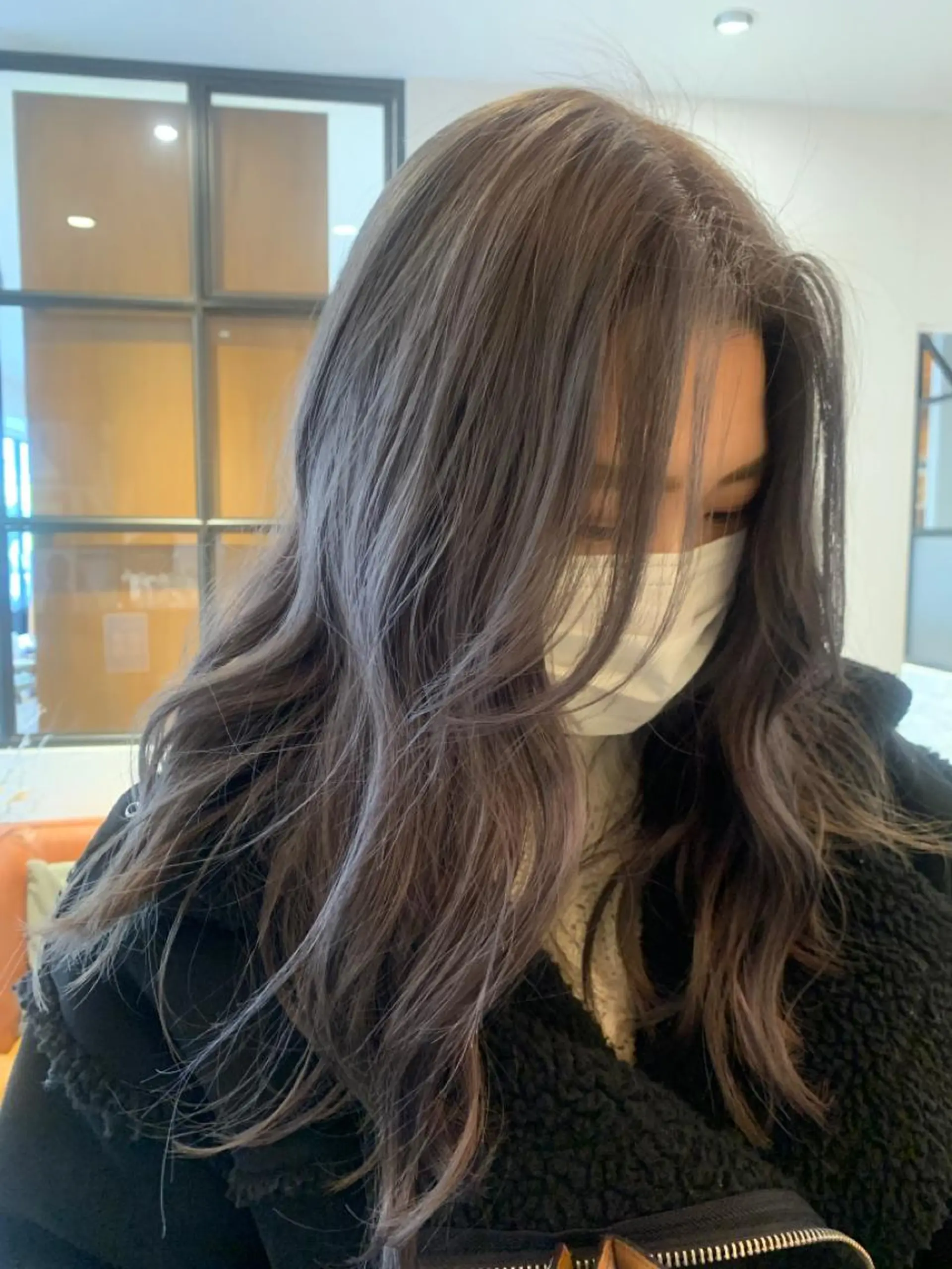 カラー ブリーチ グレージュ RIO .のヘアスタイル