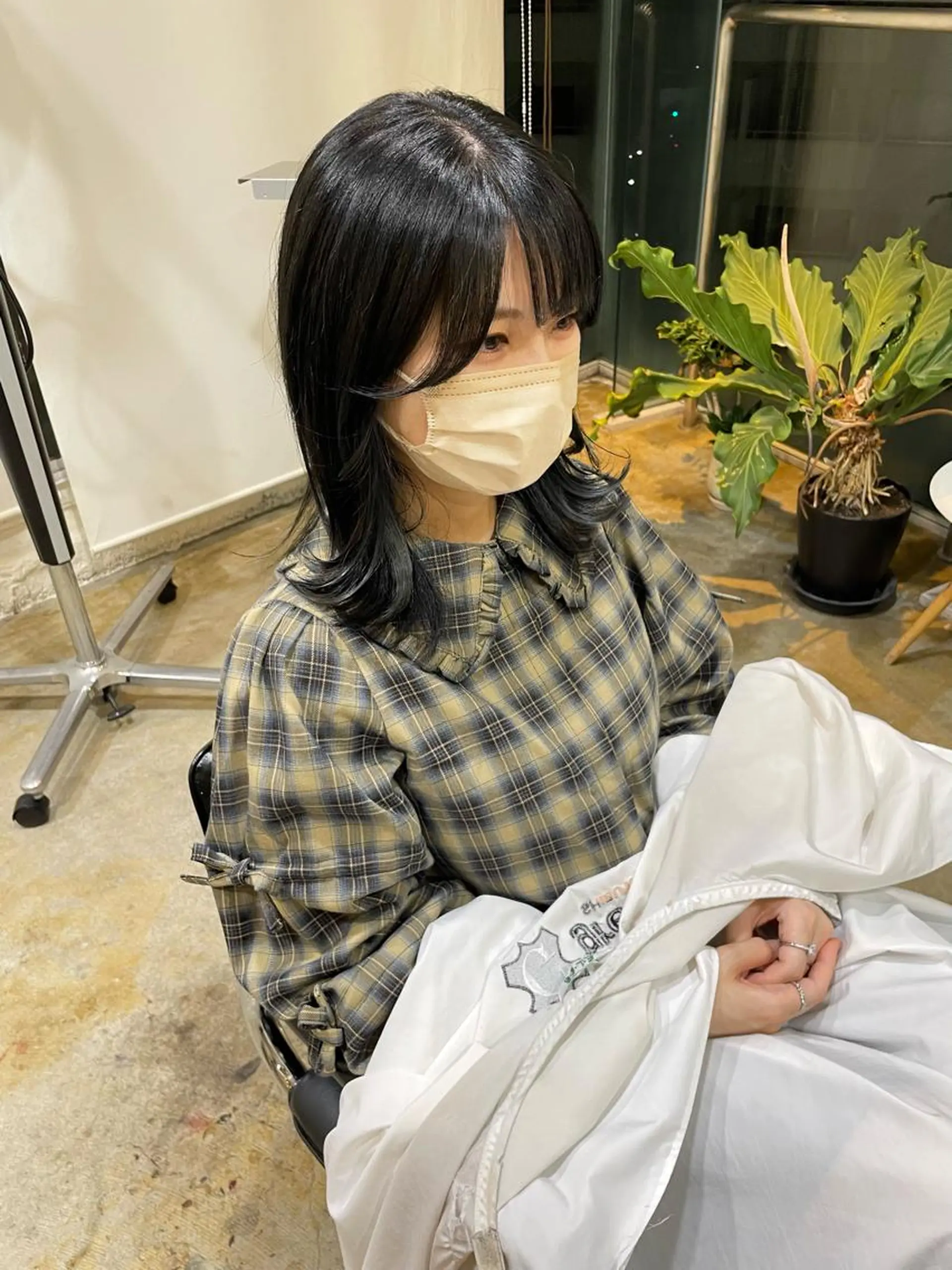 ミディアム カラー ブリーチ ブルーカラー ブルーグレー ブルージュ ヘアカラー トリートメント MIOベージュカラー 柔らかいカラーのヘアスタイル