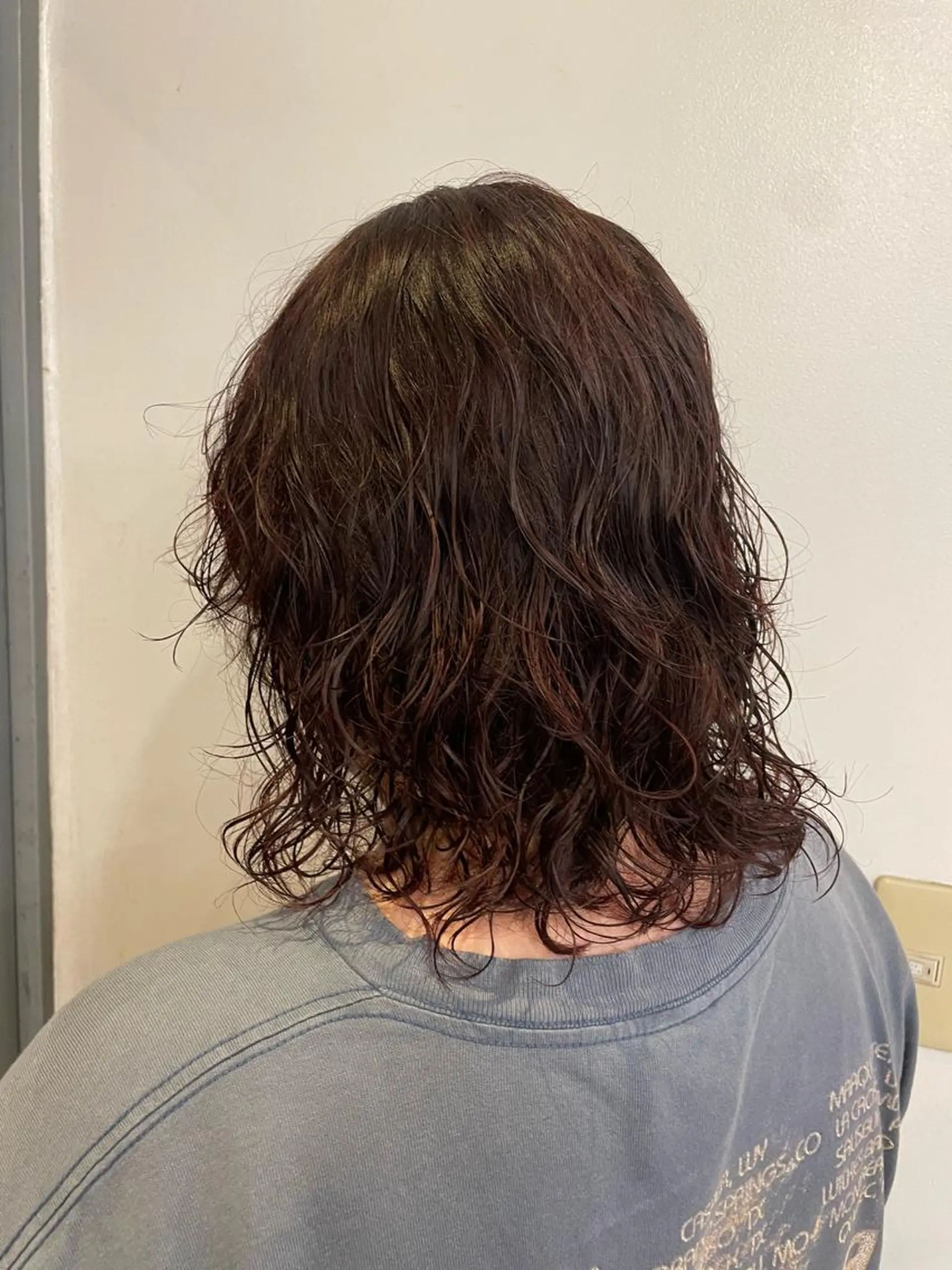 ミディアム カラー パーマ ミディアムパーマ オレンジ オレンジレッド レッドカラー ウルフカット 髪質改善・韓国ヘア 🤍中西麻友🤍のヘアスタイル