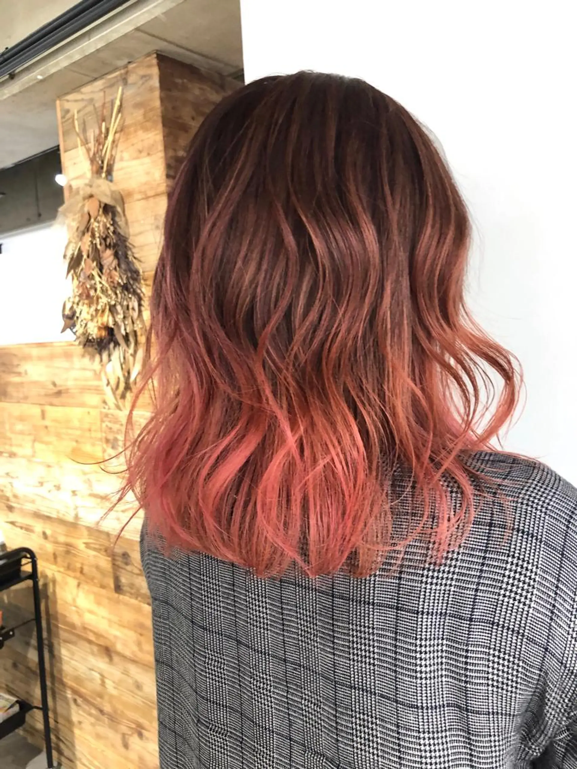 ミディアム カラー バレイヤージュ ブリーチ レイヤーカット FOLK所属・白髪ぼかしハイライト バレイヤージュヤマトのヘアスタイル