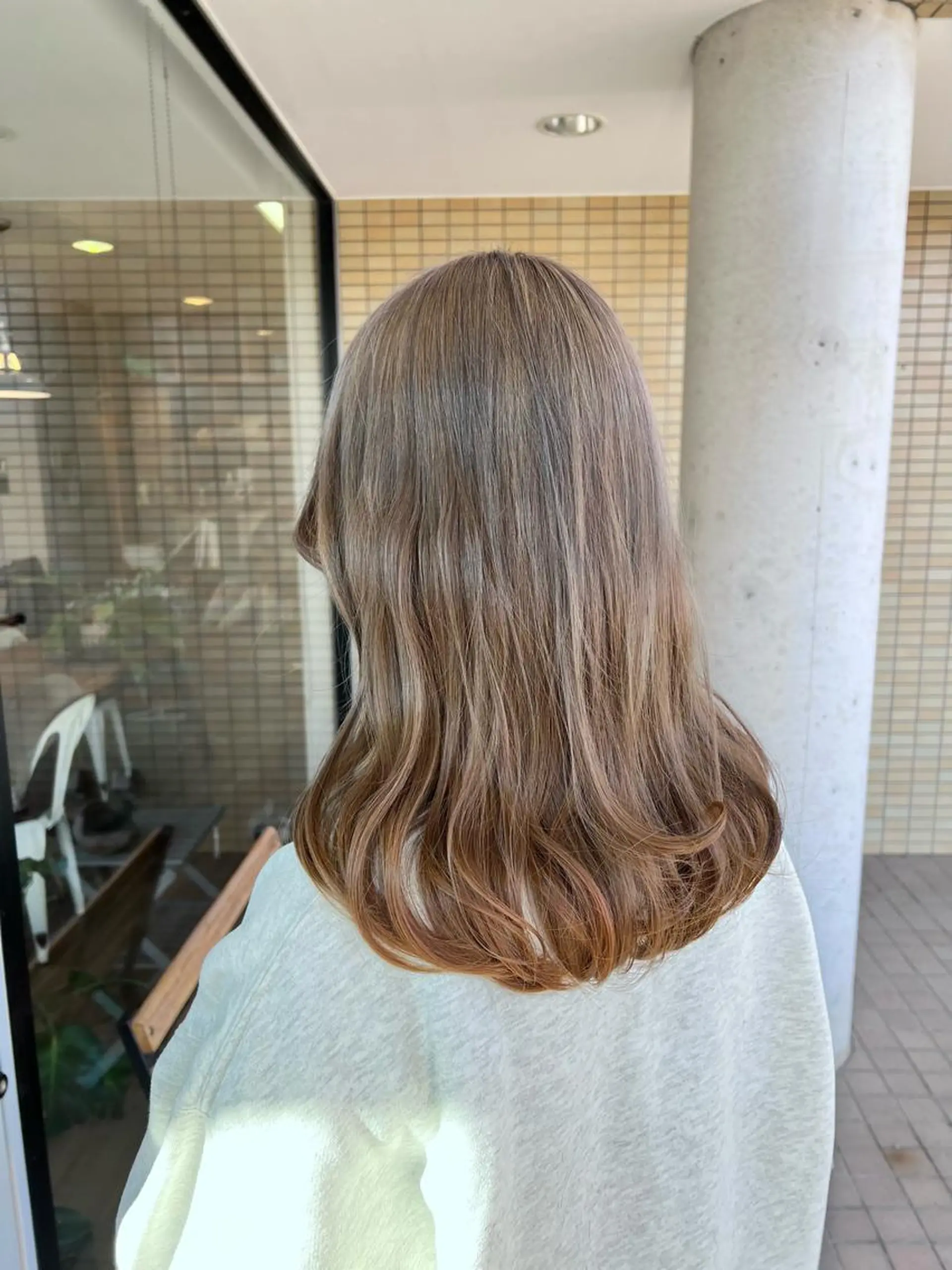 ロング カラー ブリーチ グレージュ ヘアカラー トリートメント ツキダテ ユイのヘアスタイル