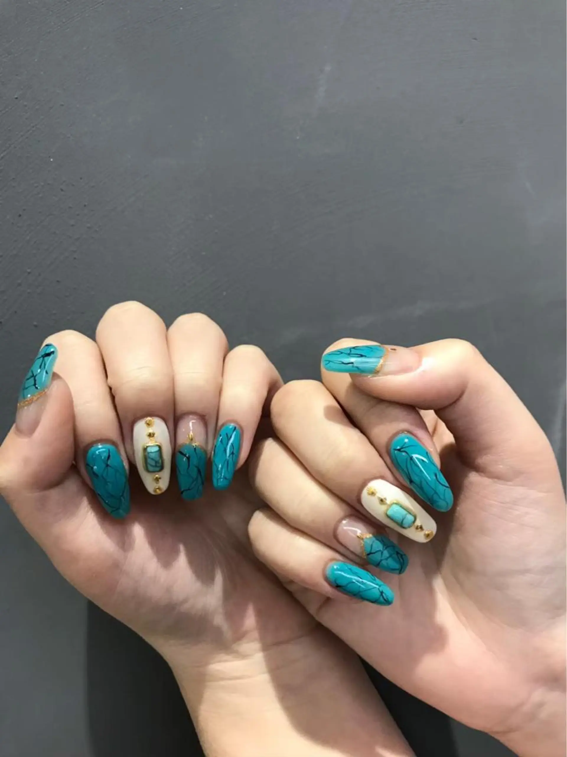 ネイル 指名支持率NO.1 スタイリストのヘアスタイル